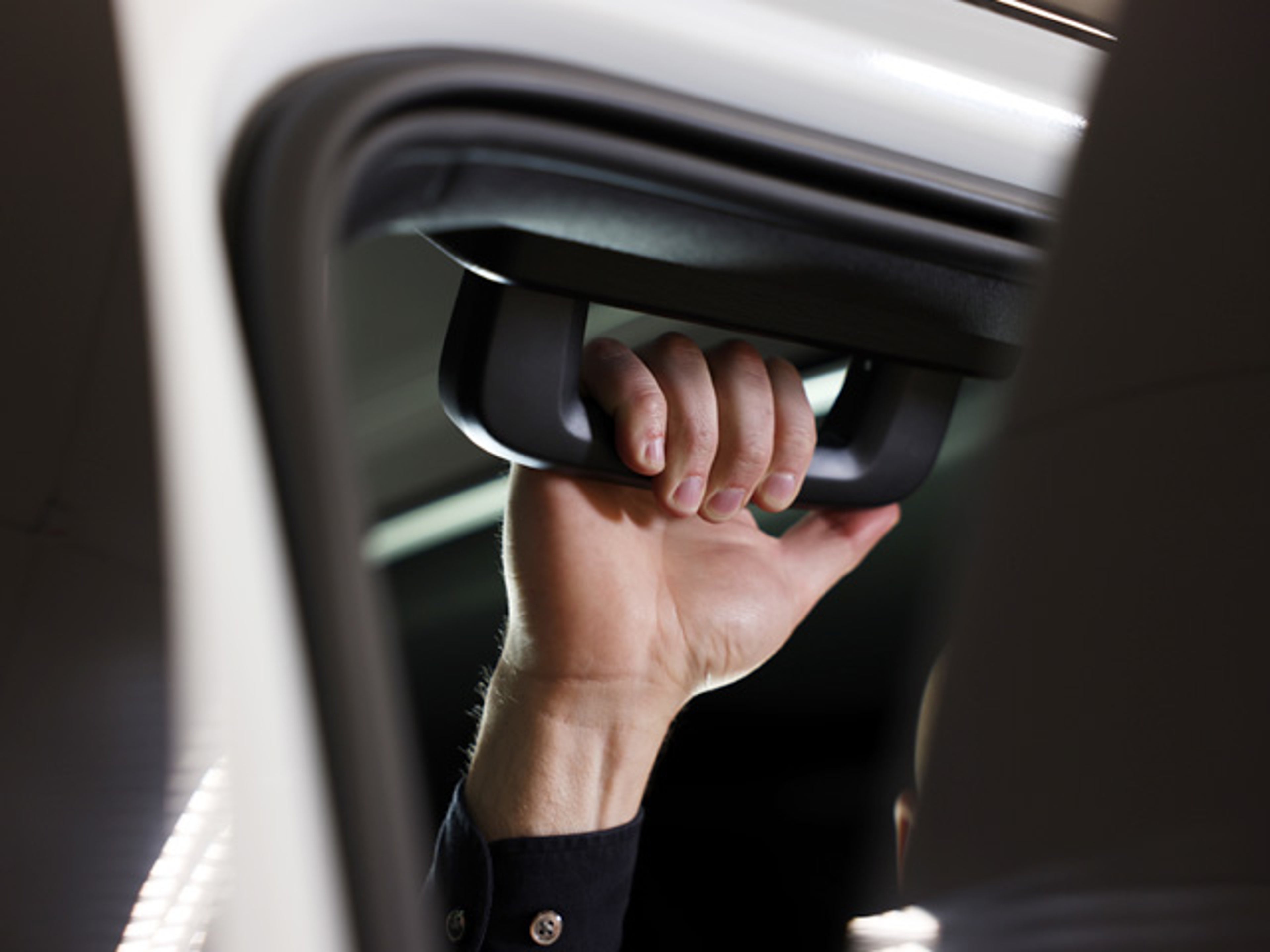 Hand håller i handtag i en Volvo XC40 Recharge