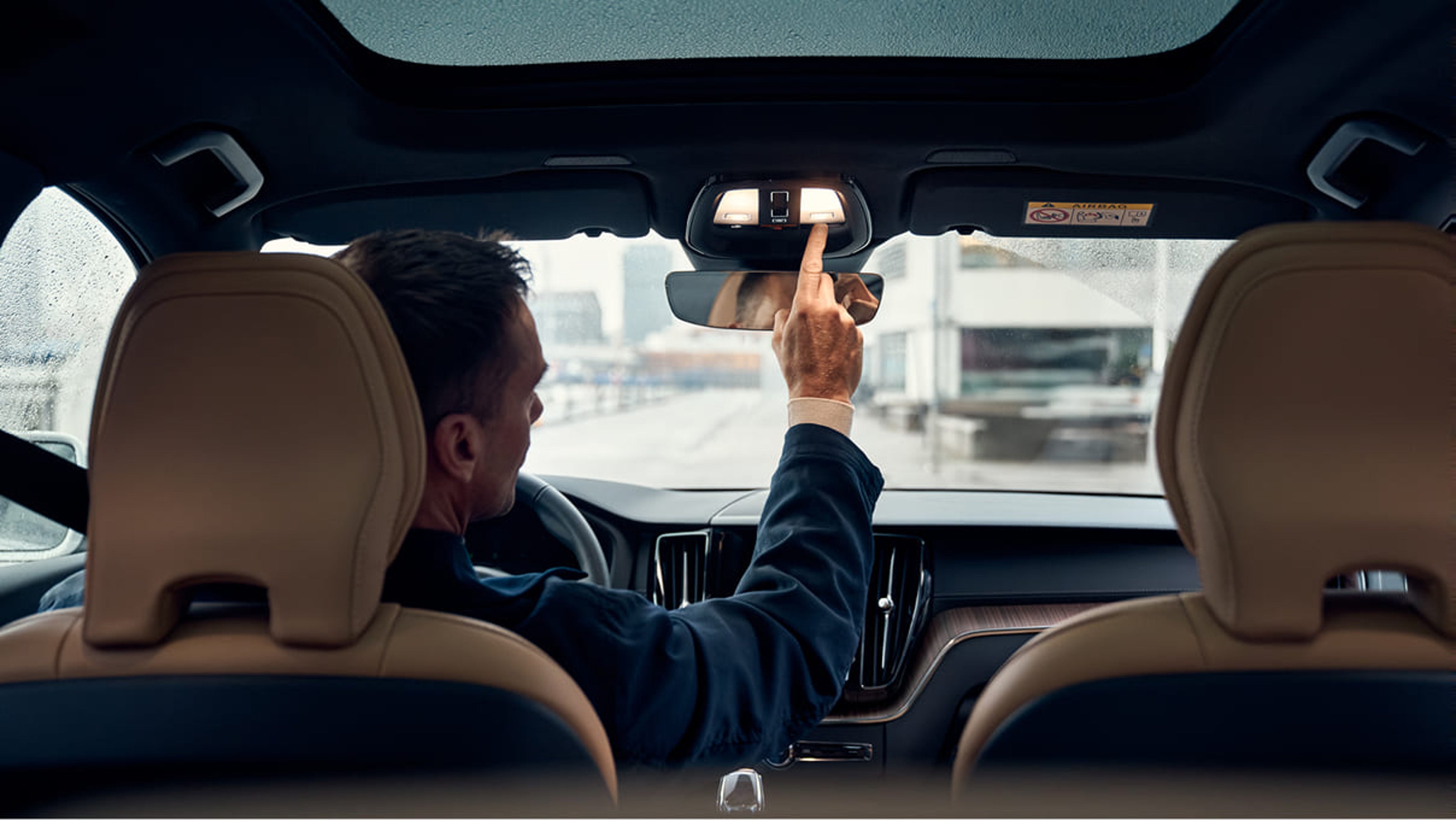 Man som trycker på Volvo on call knappen