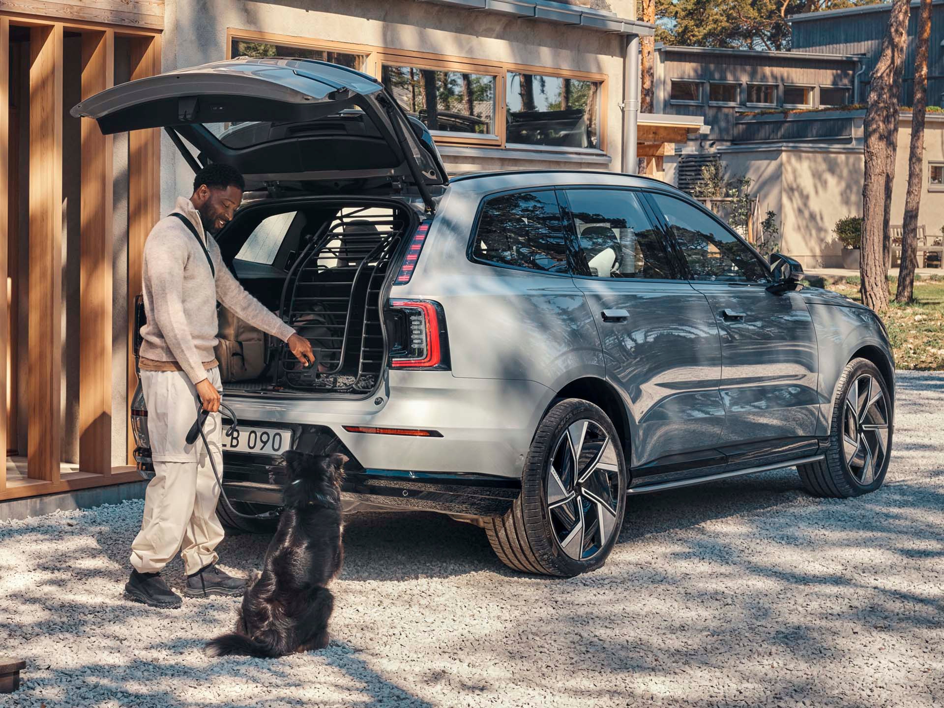 Parte trasera de un Volvo EX90 eléctrico y el portón de carga abierto