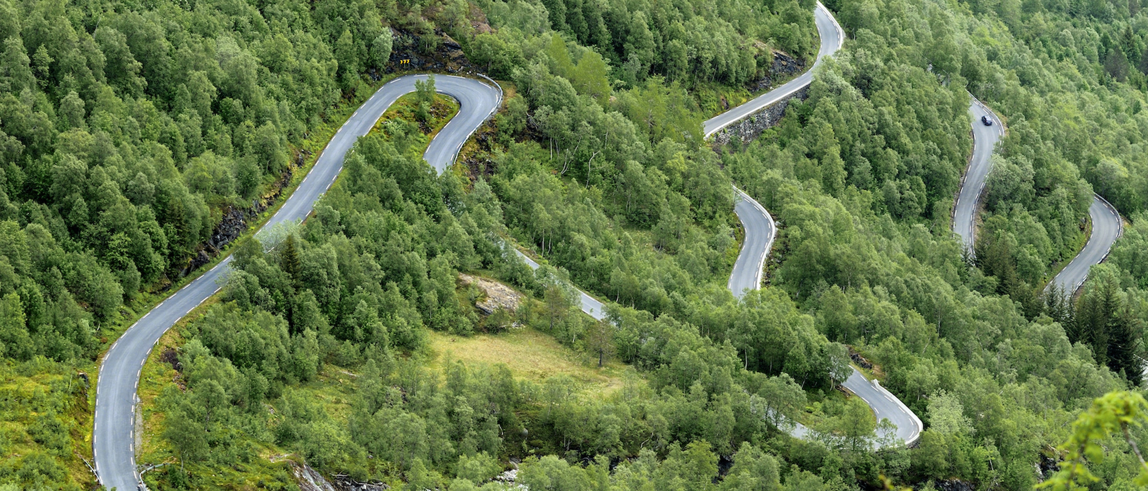 Svingete vei ned fra Gaularfjellet