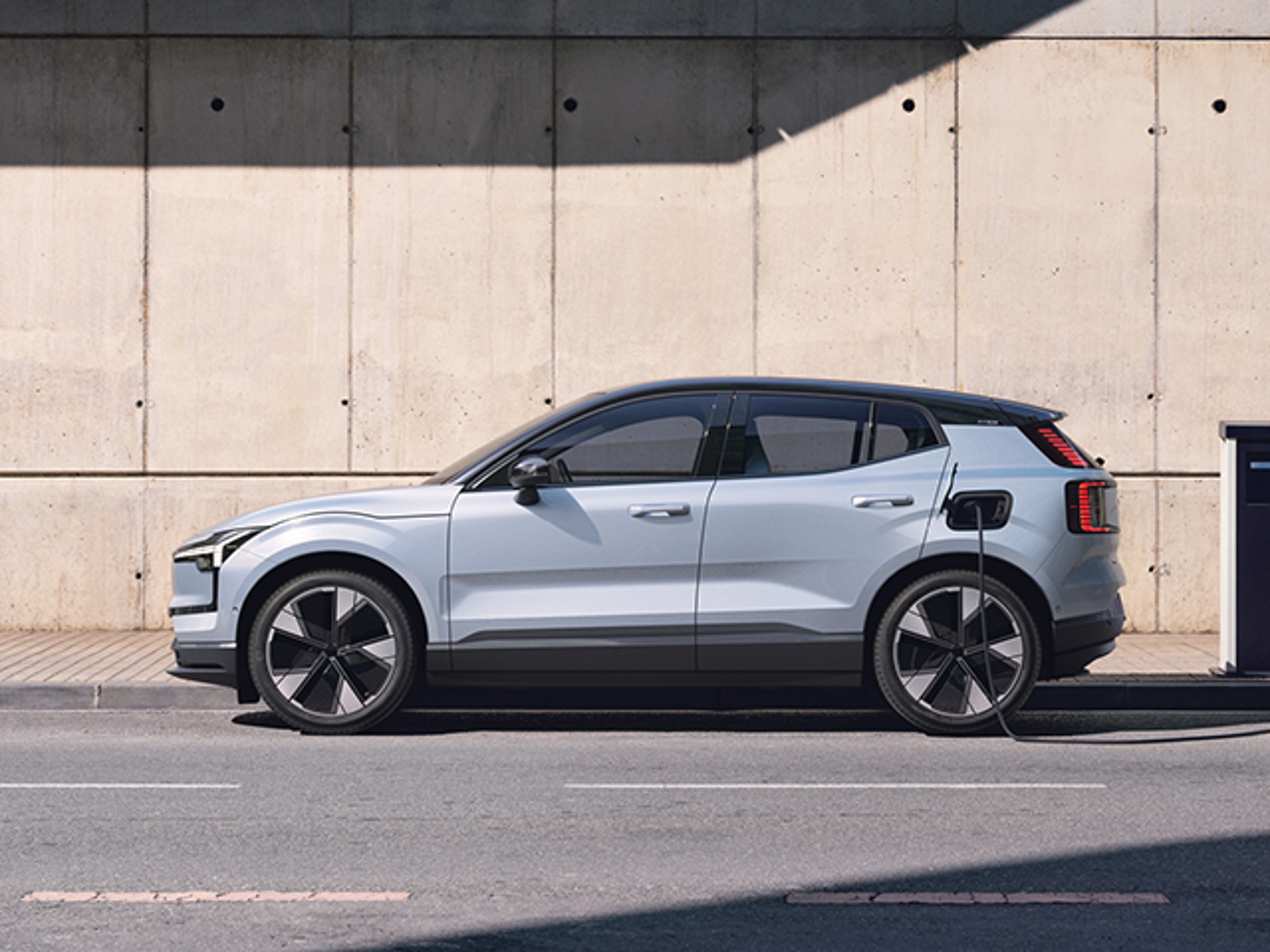 Blå Volvo EX30 från sidan