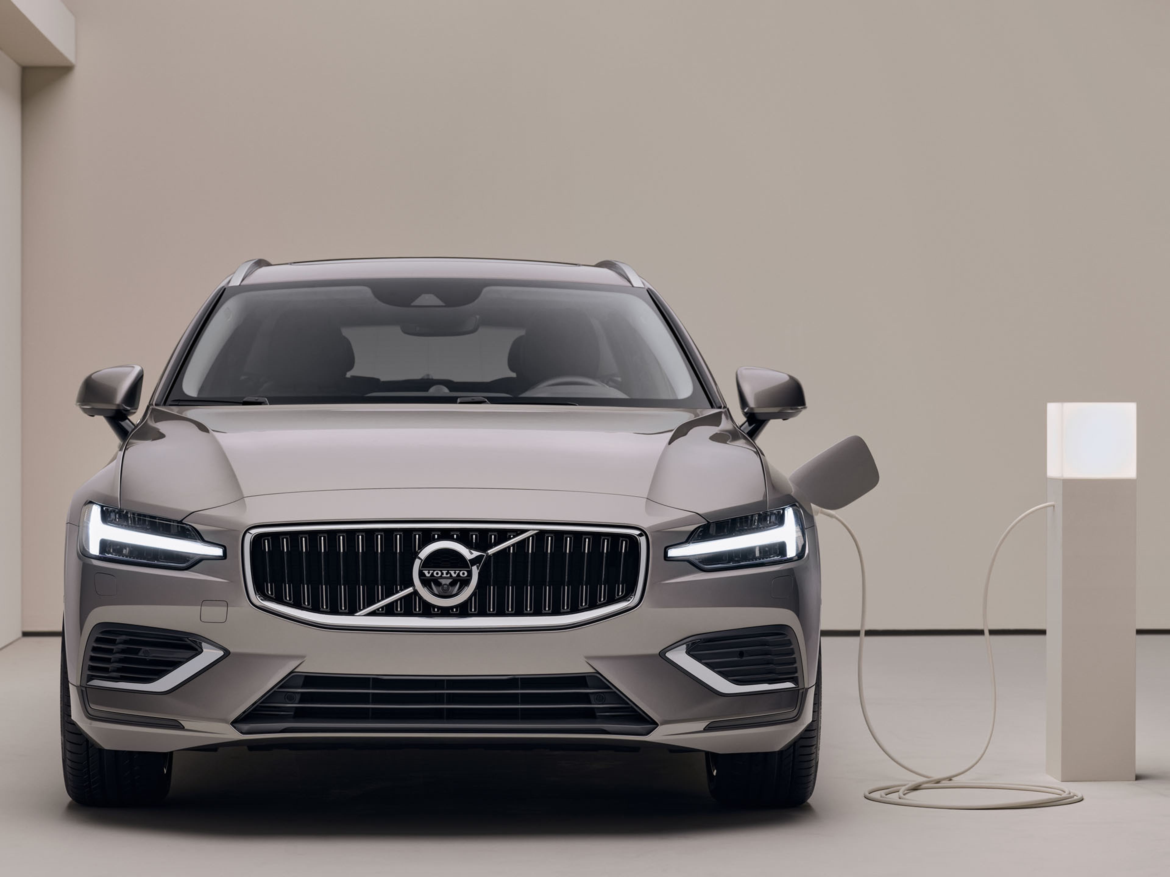 Volvo V60 Recharge recargando vista frontal