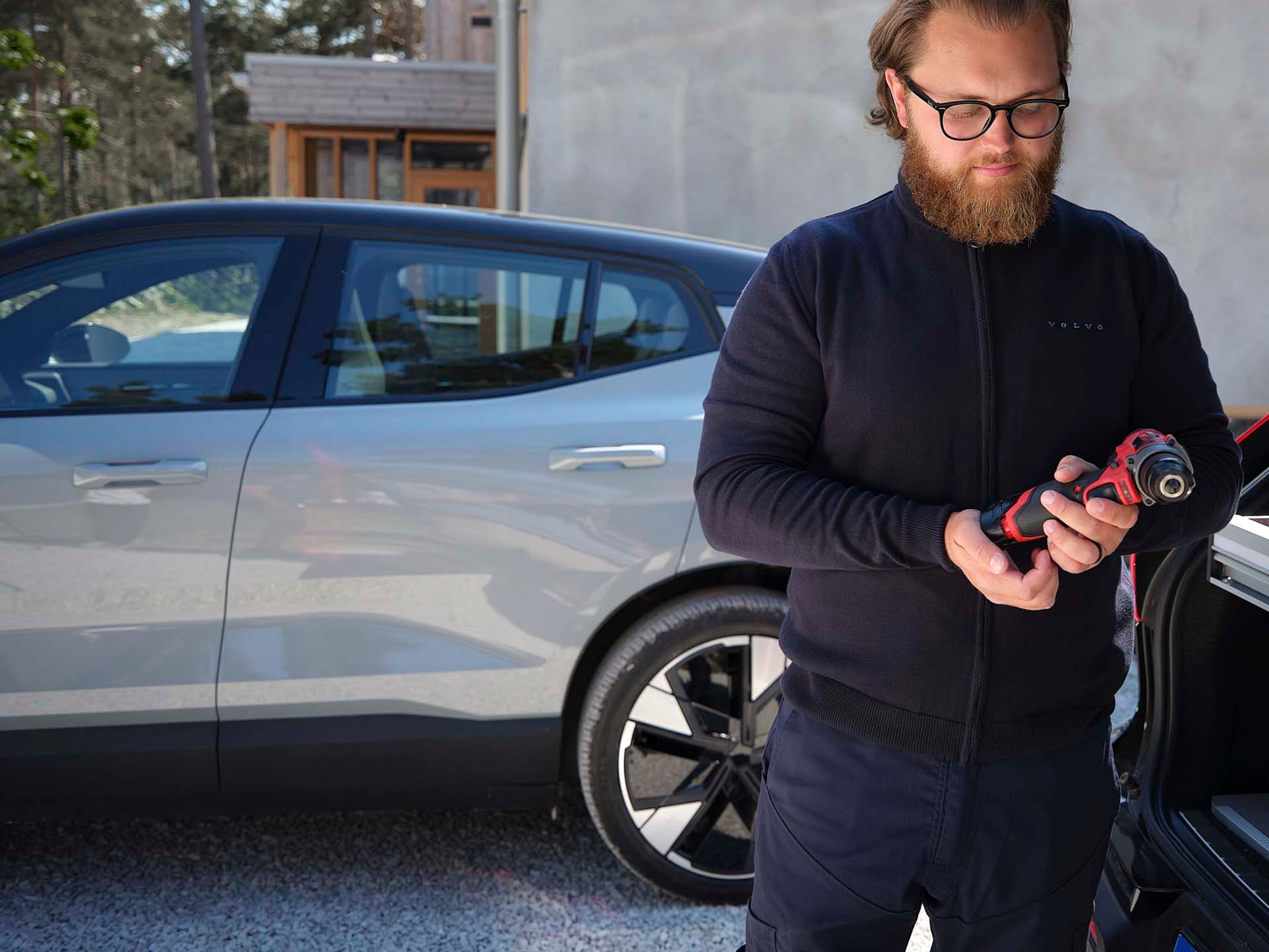 Un técnico de un taller Volvo trabajando con un vehículo