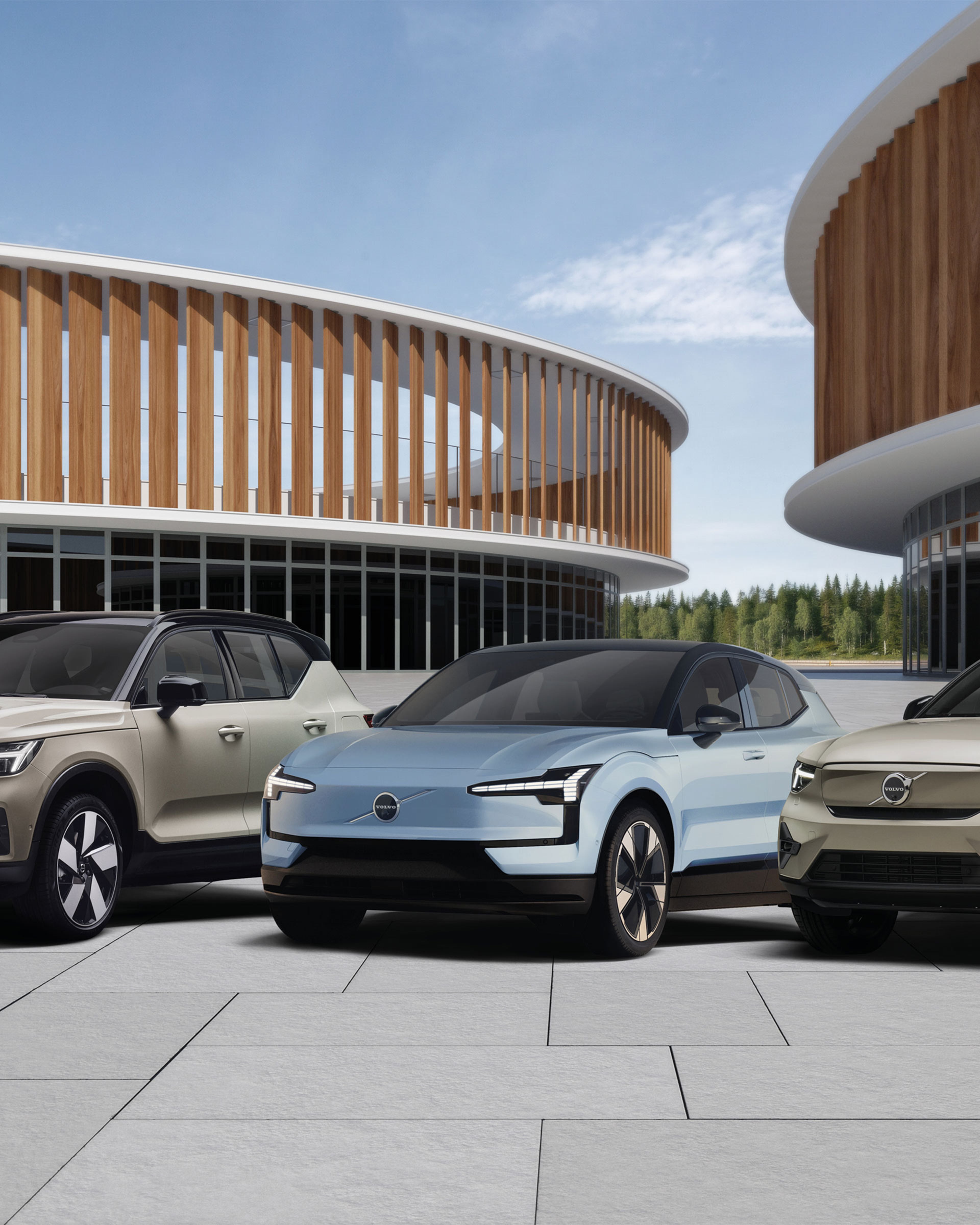 Gamme Volvo électrique : trois modèles inspirants devant une architecture en bois moderne, alliance parfaite entre nature, design et avenir durable.