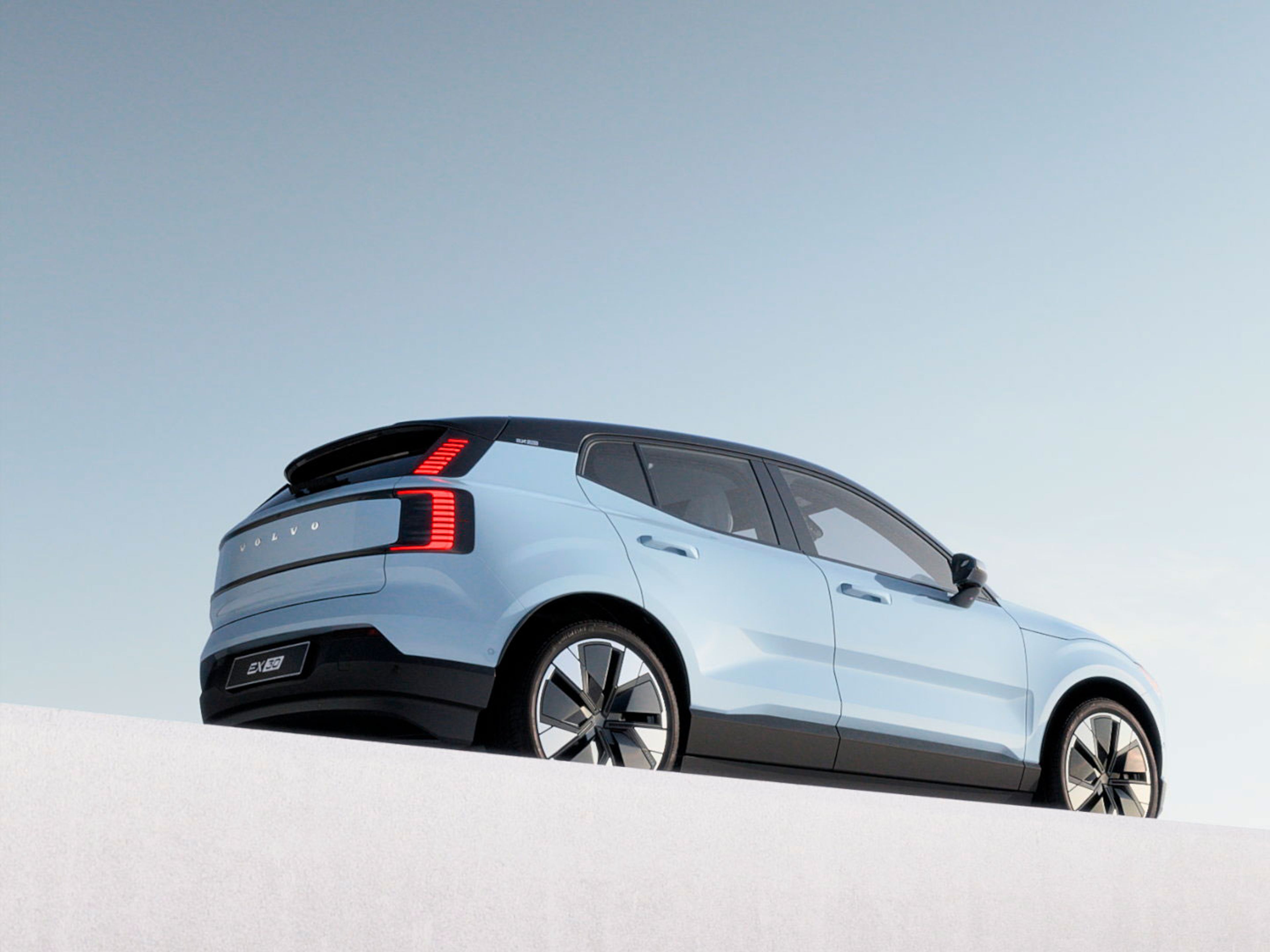 En bil fra Volvo ses bagrfra i frøperspektiv stående på et platou