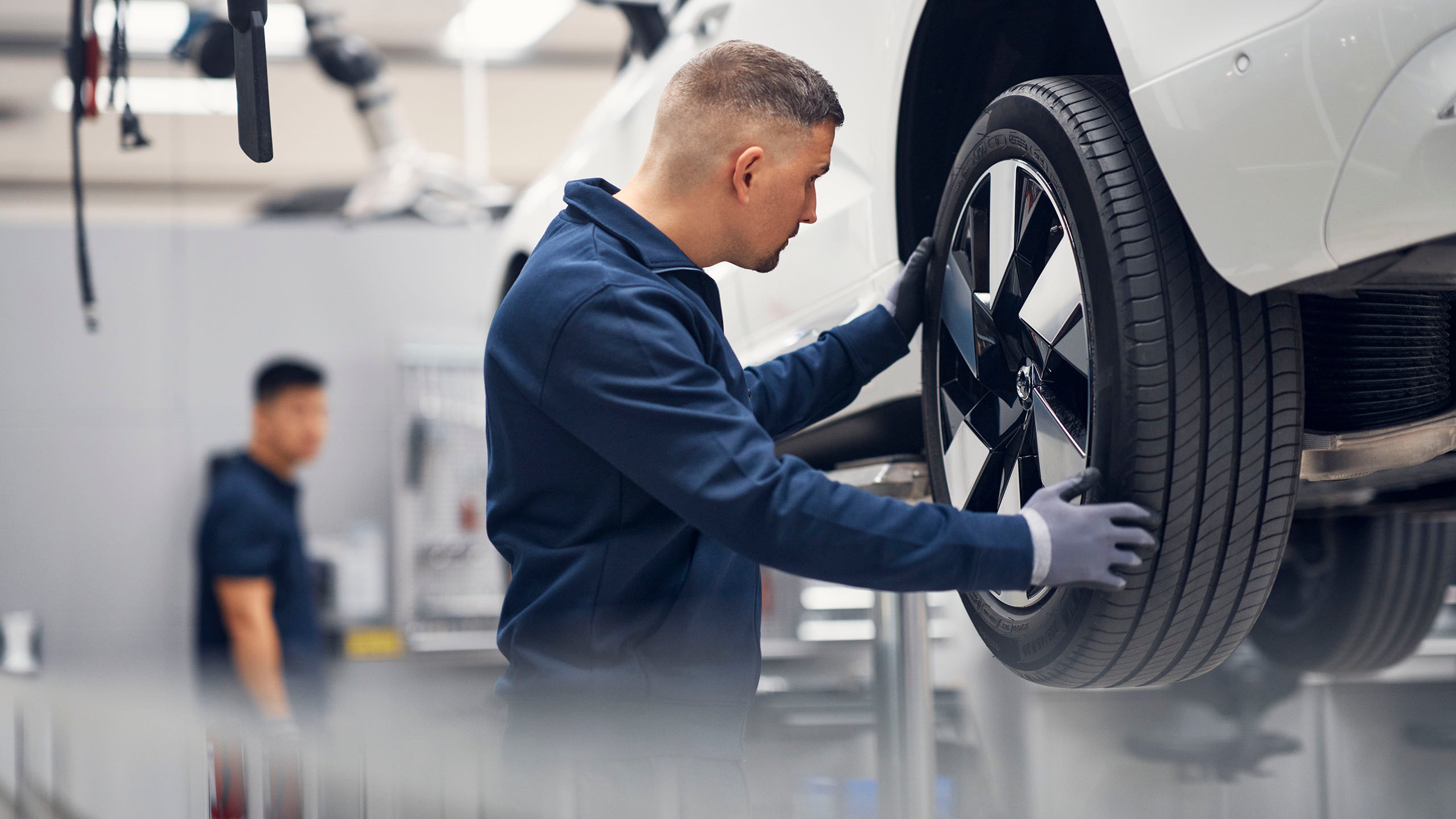 Man loopt naar Volvo