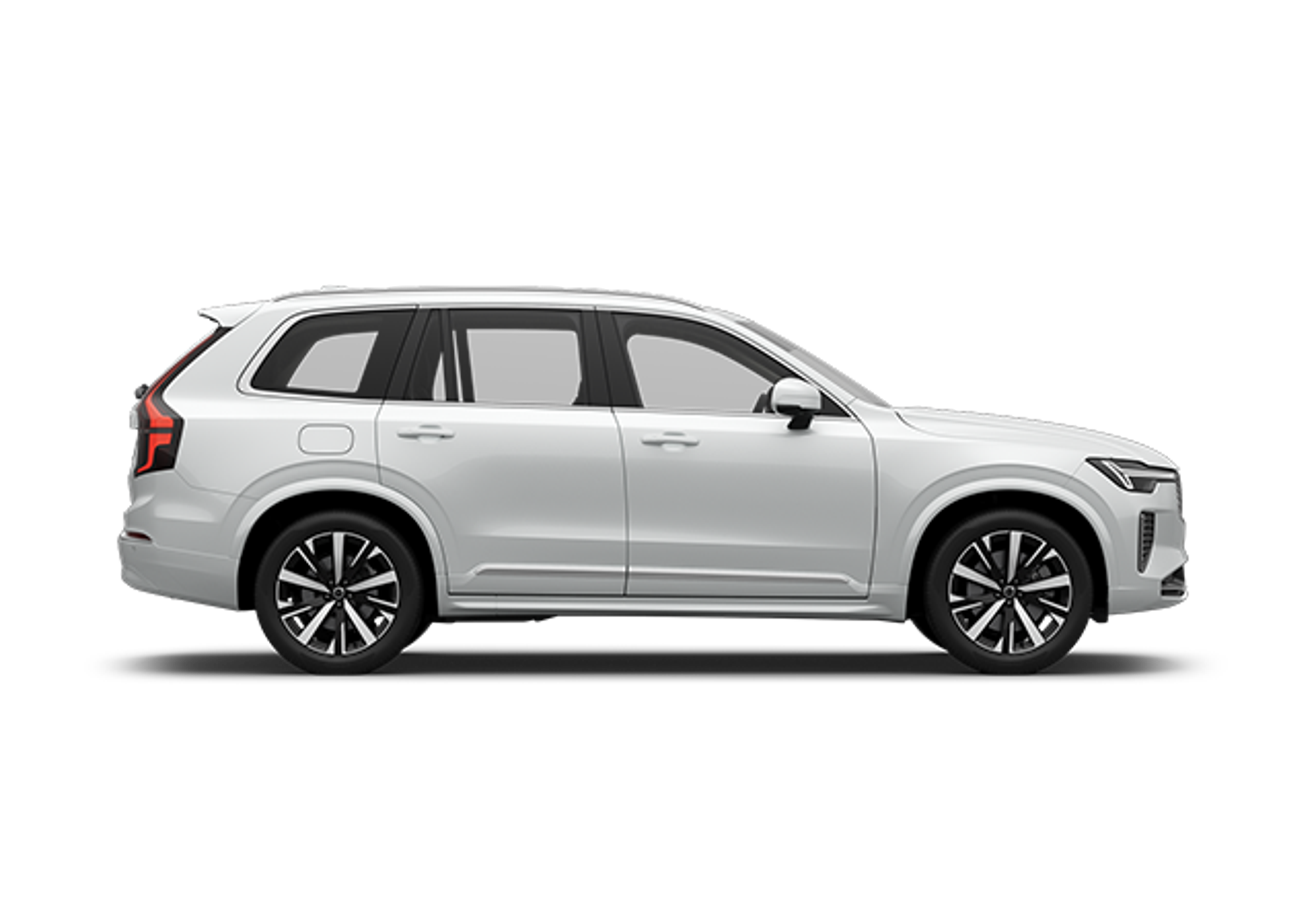 Ein weißer Volvo XC90 SUV vor weißem Hintergrund.