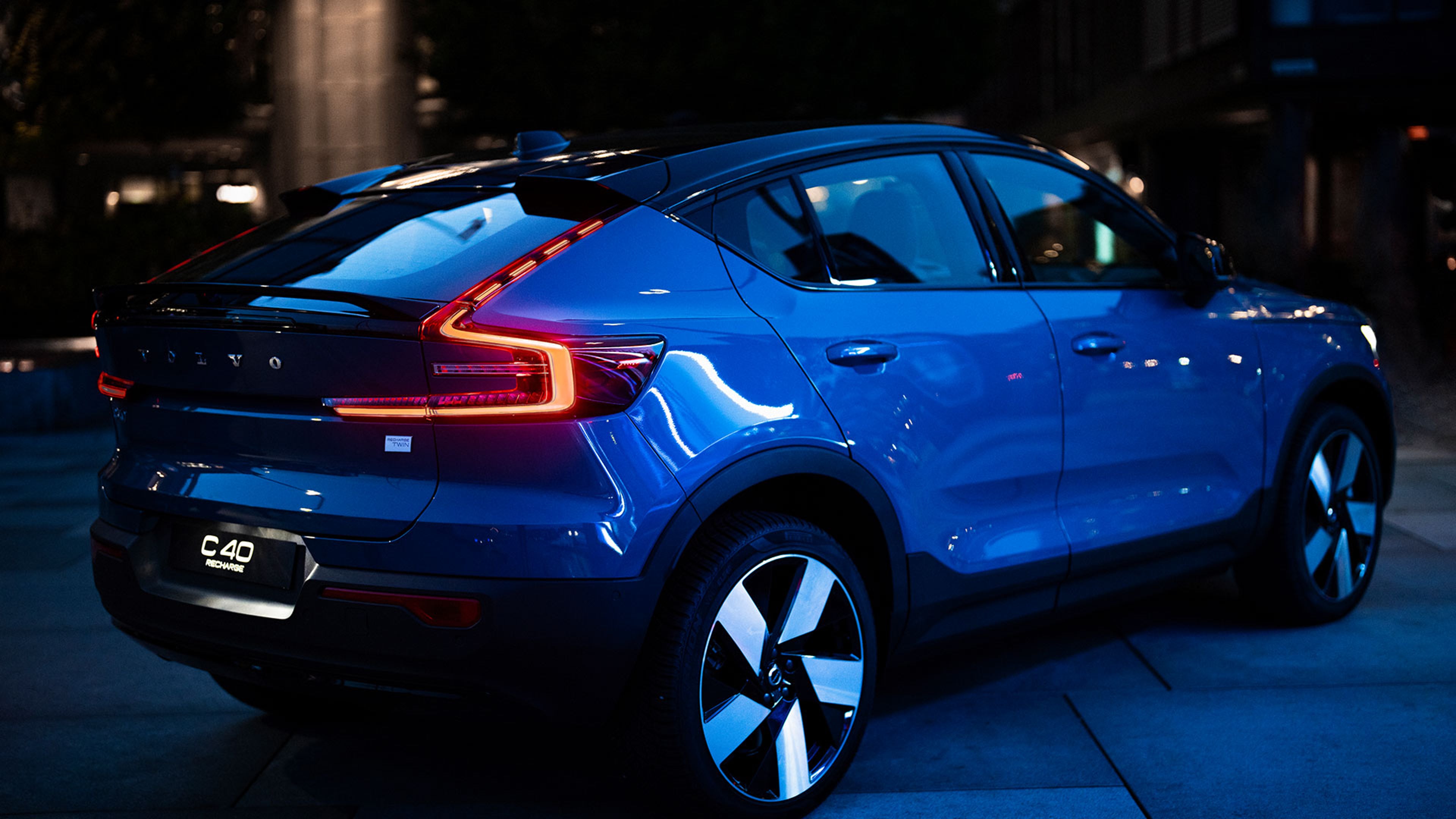 blå C40 sett på skrå bakfra