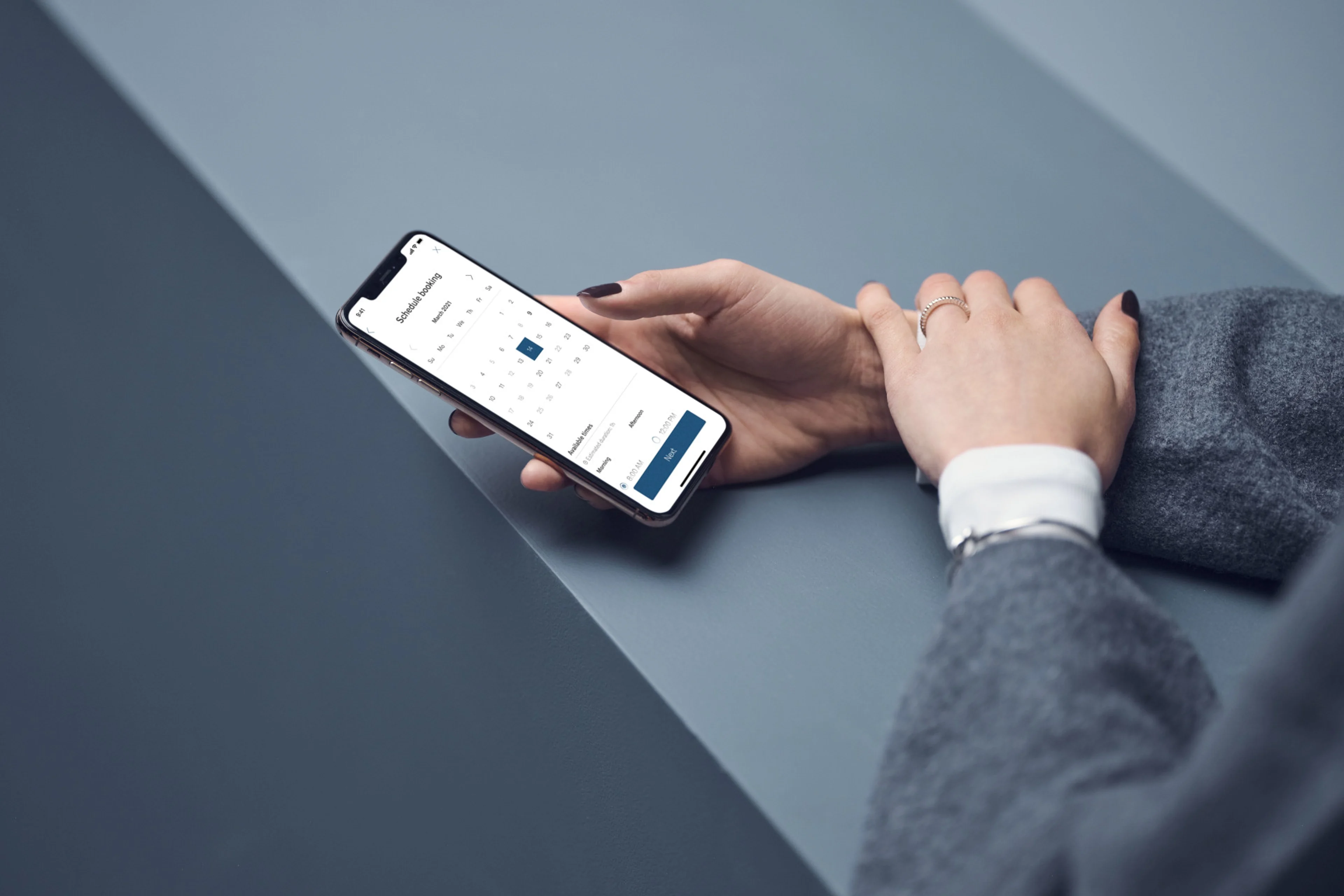 Volvo Kundin bucht einen Servicetermin für Ihr Volvo Fahrzeug über die App
