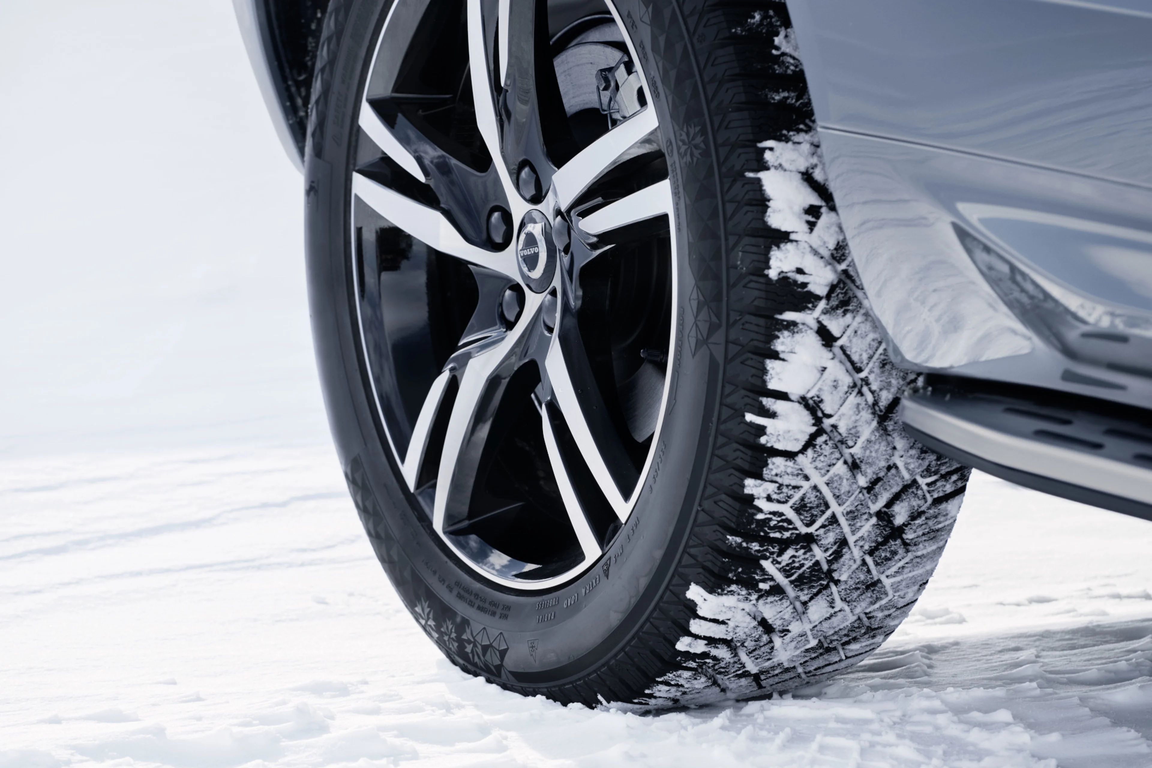 Der Reifen eines Volvo Fahrzeugs auf schneebedecktem Untergrund