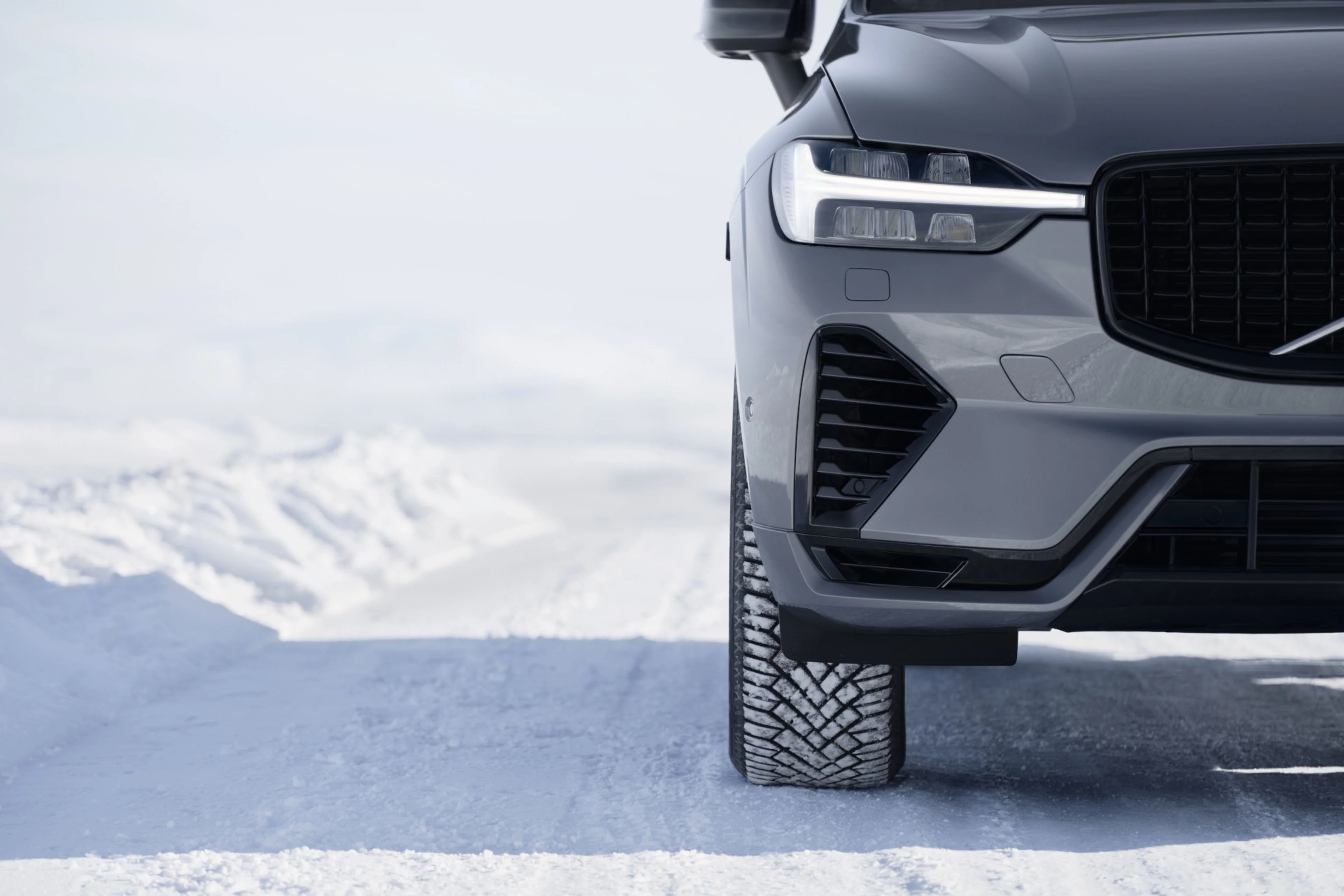 Der Vorderreifen eines Volvo Fahrzeuges auf schneebedecktem Untergrund