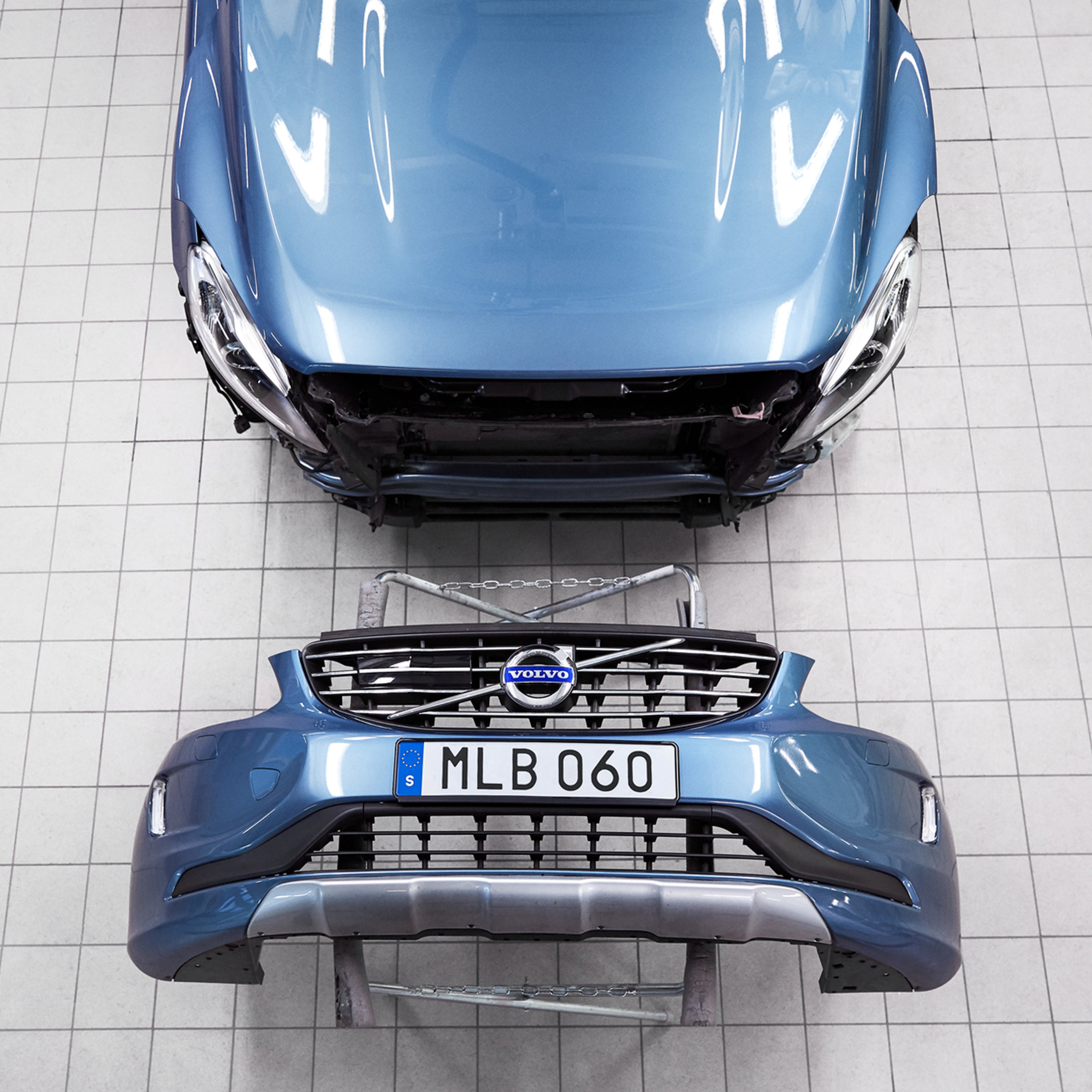 Uusi puskuri odottaa asentamista siniseen Volvo XC60 katumaasturiin.