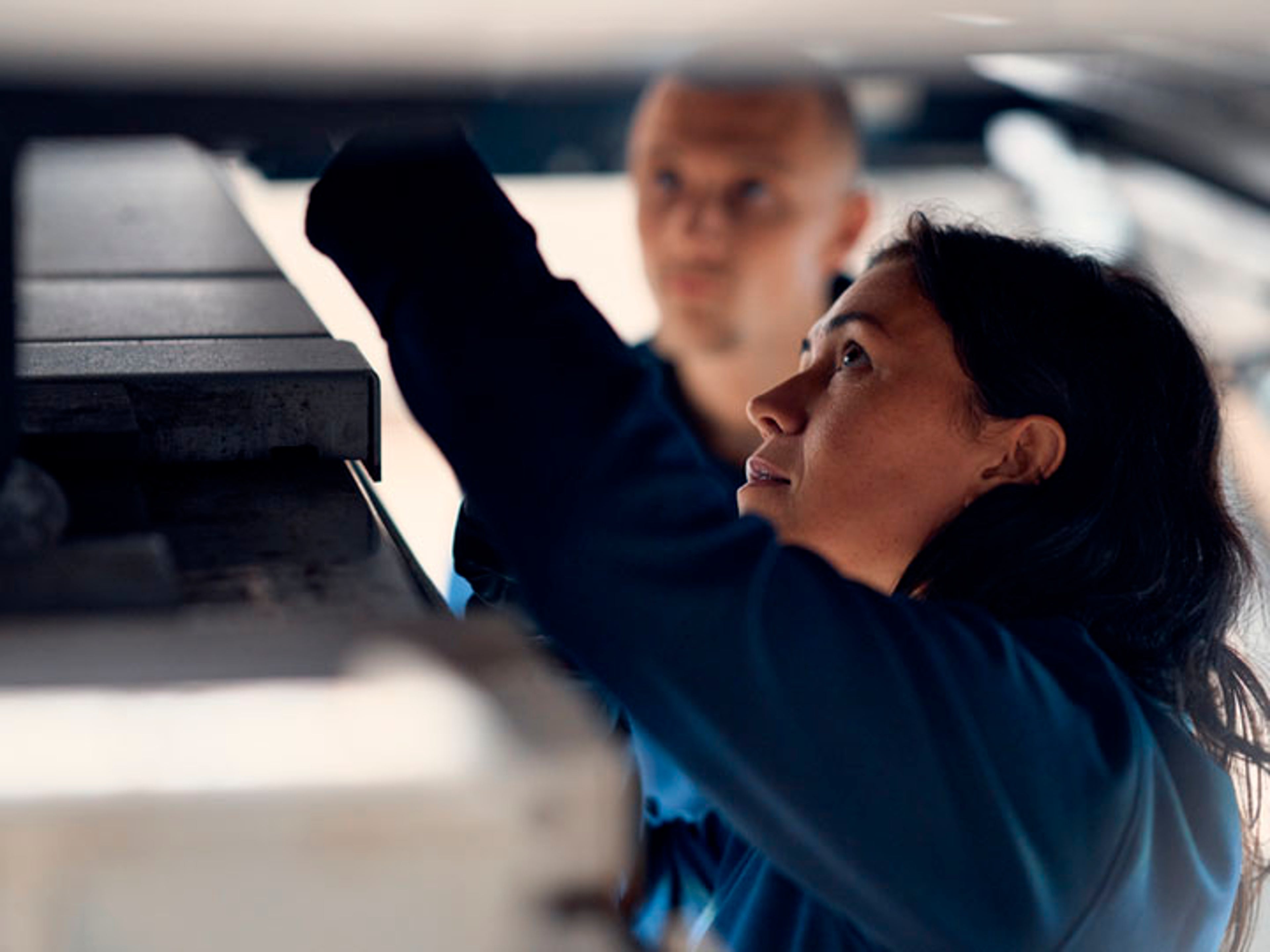 Técnico personal de servicio revisando un vehículo Volvo