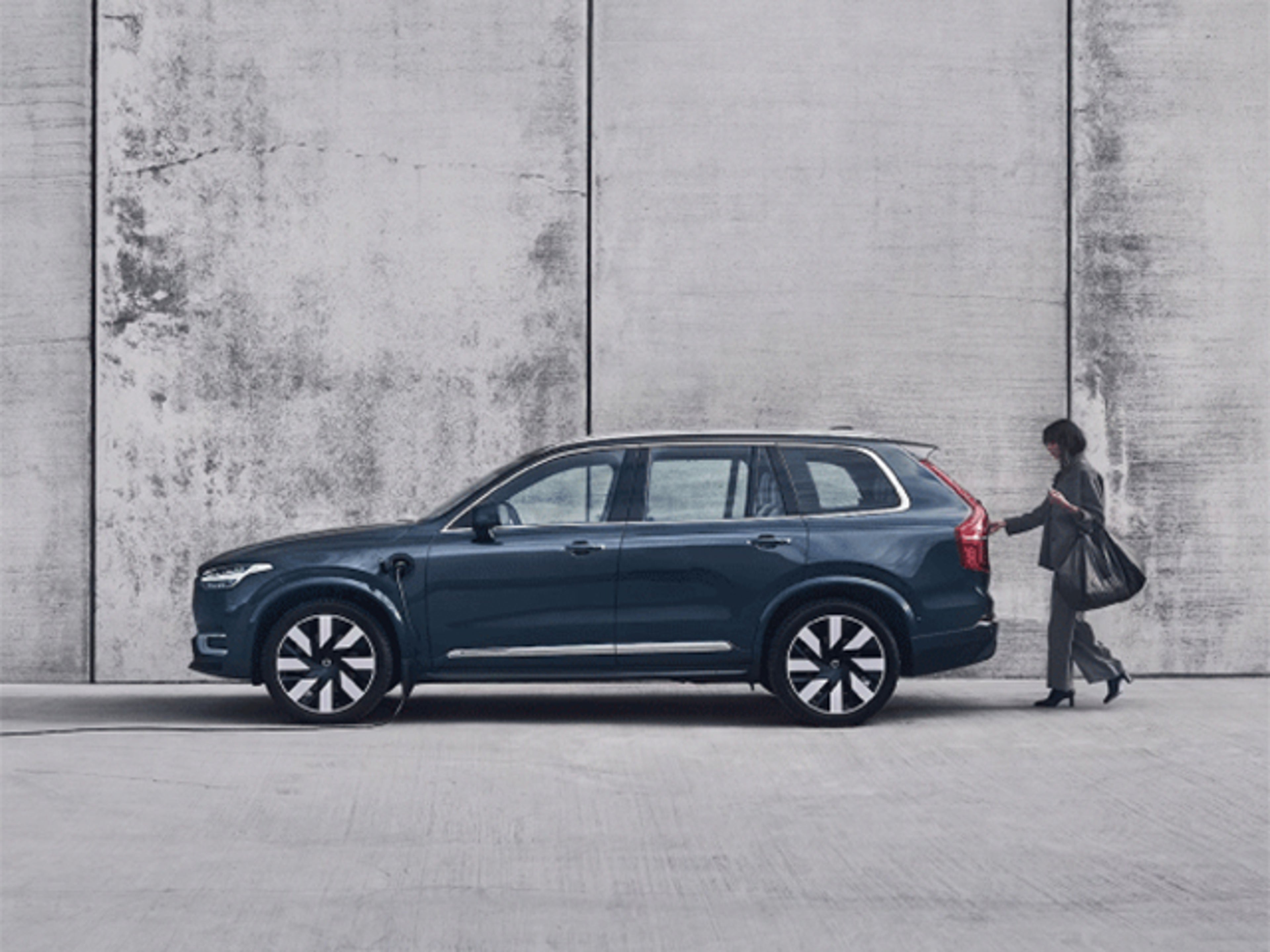 Kvinna vid blå Volvo XC90