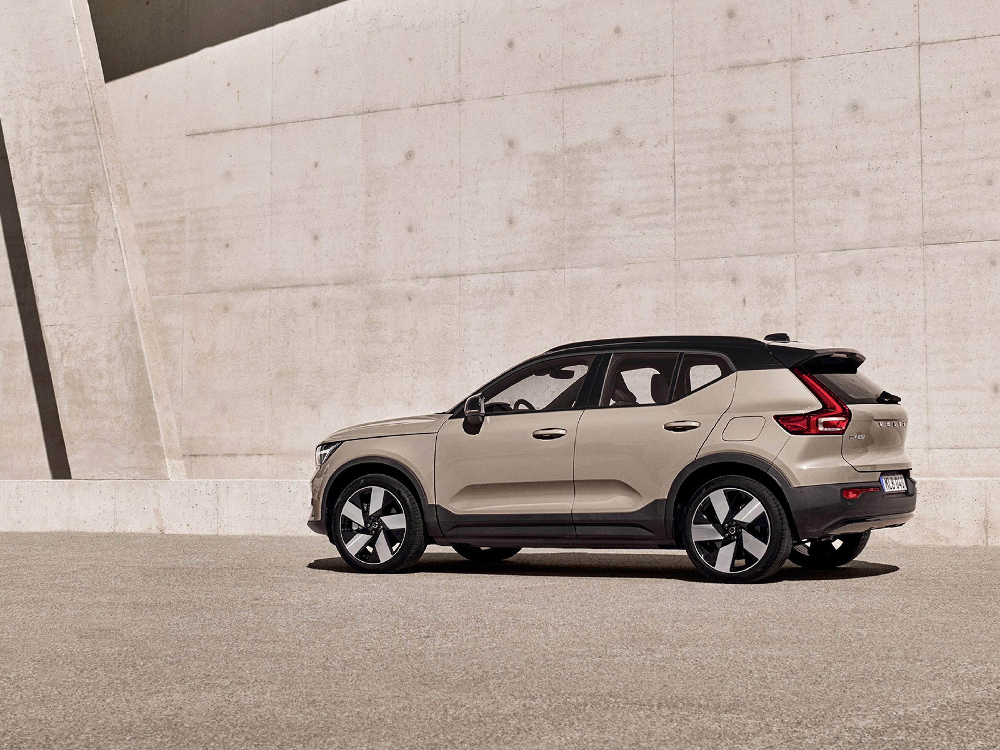 Beige EX40 från sidan i ett beige stengarage