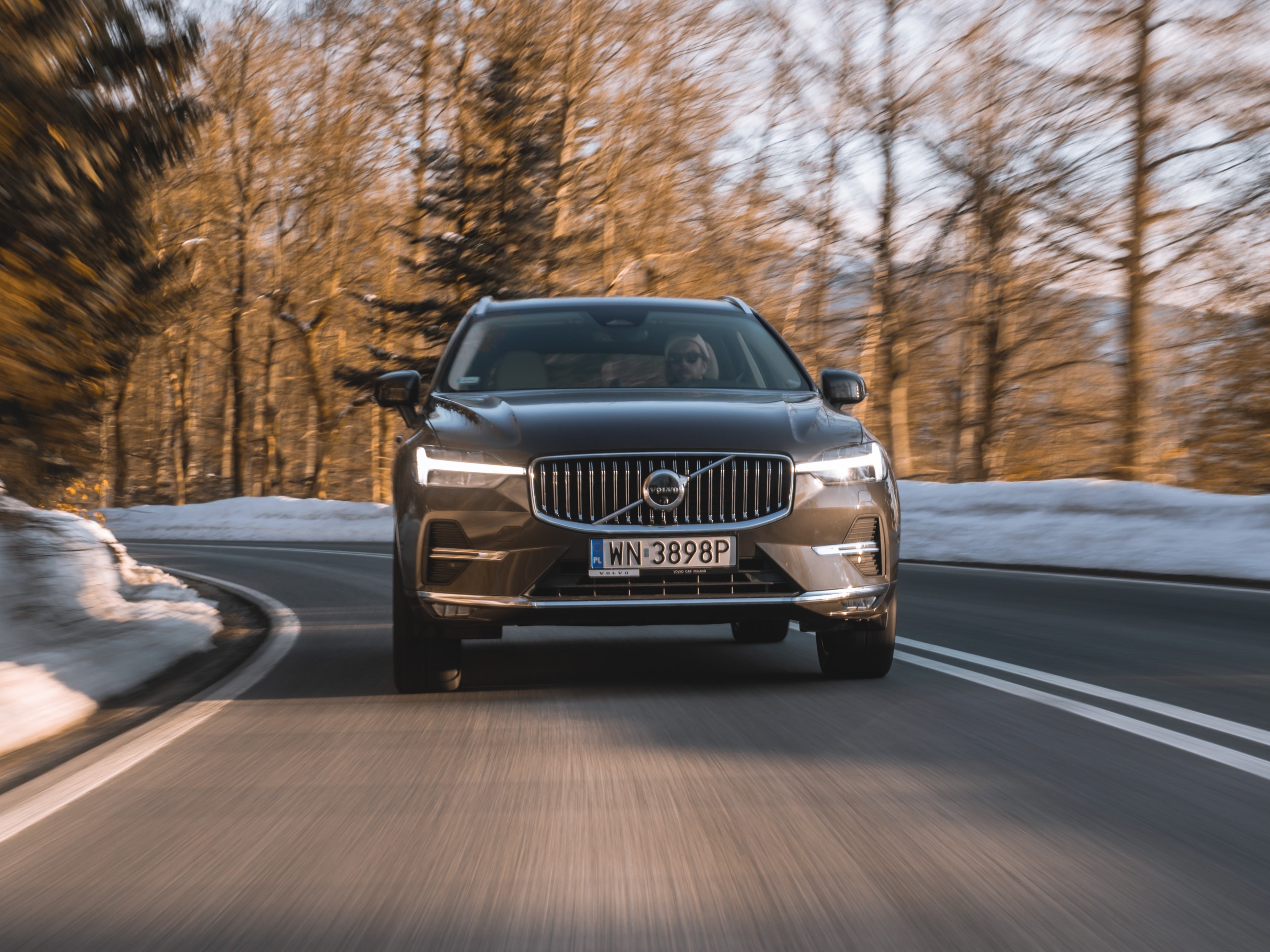 Volvo XC90 w zimowej scenerii na czarnej drodze