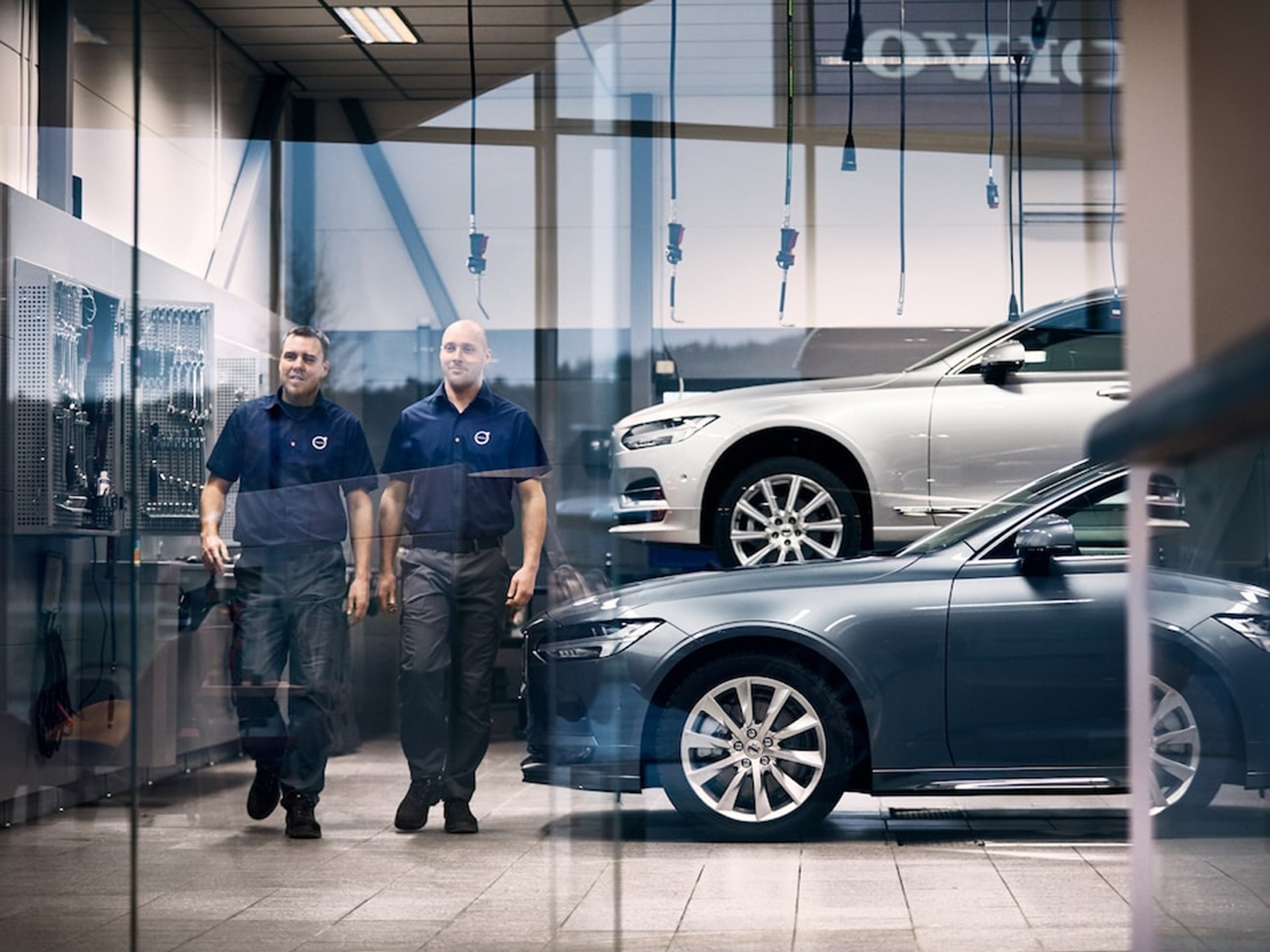 Volvo-biler inne på verksted