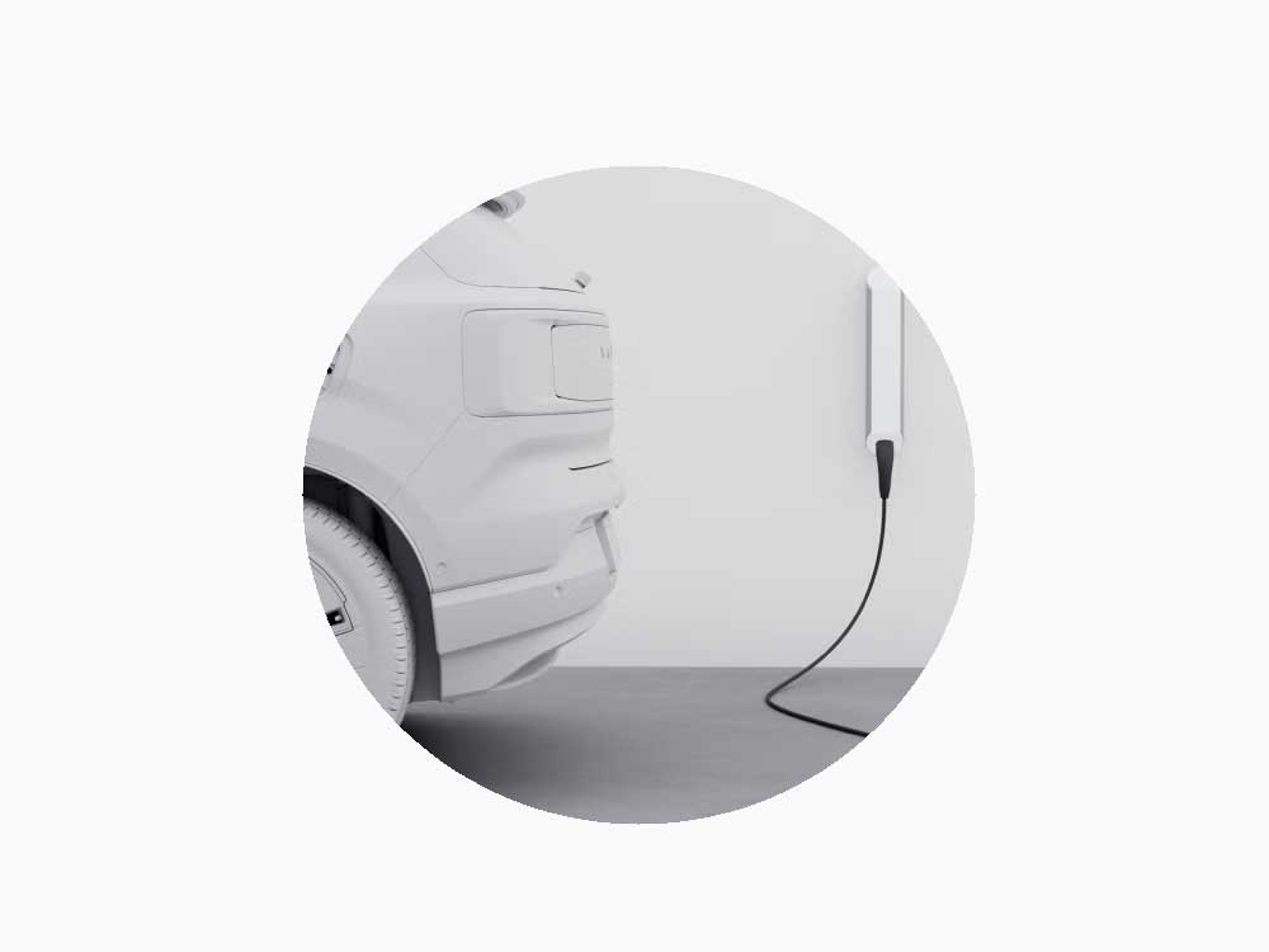Bagfra af en monokrom Volvo bil parkeret ved en ladestation med tilsluttet kabel. Moderne og minimalistisk design, der udstråler teknologisk finesse.