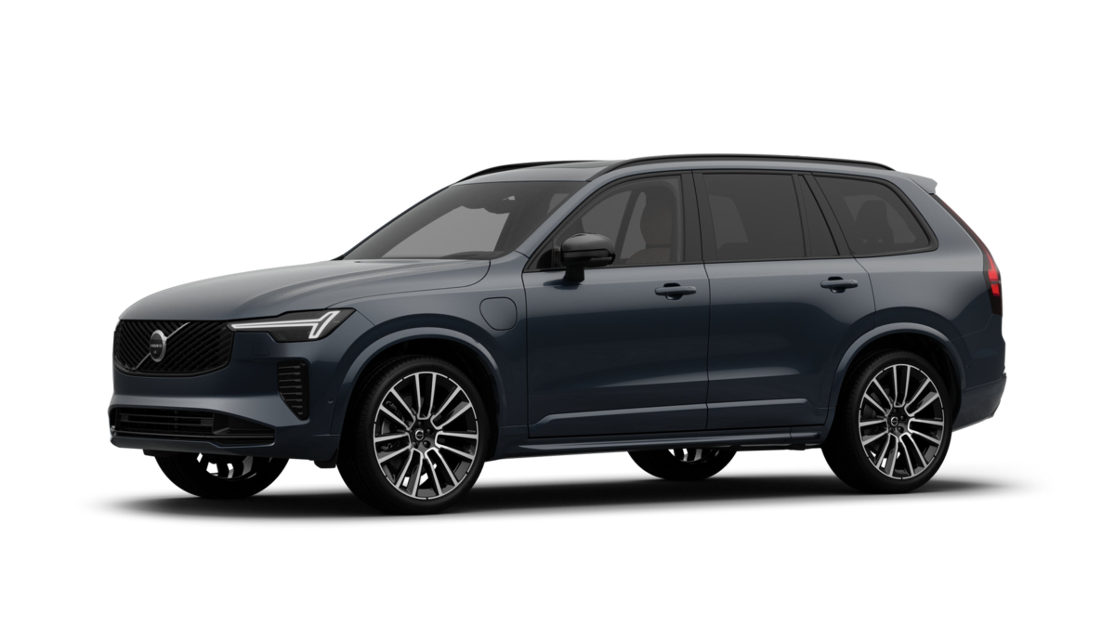 Volvo XC90 plug-in hybrid med polnjenjem ob sončnem zahodu.