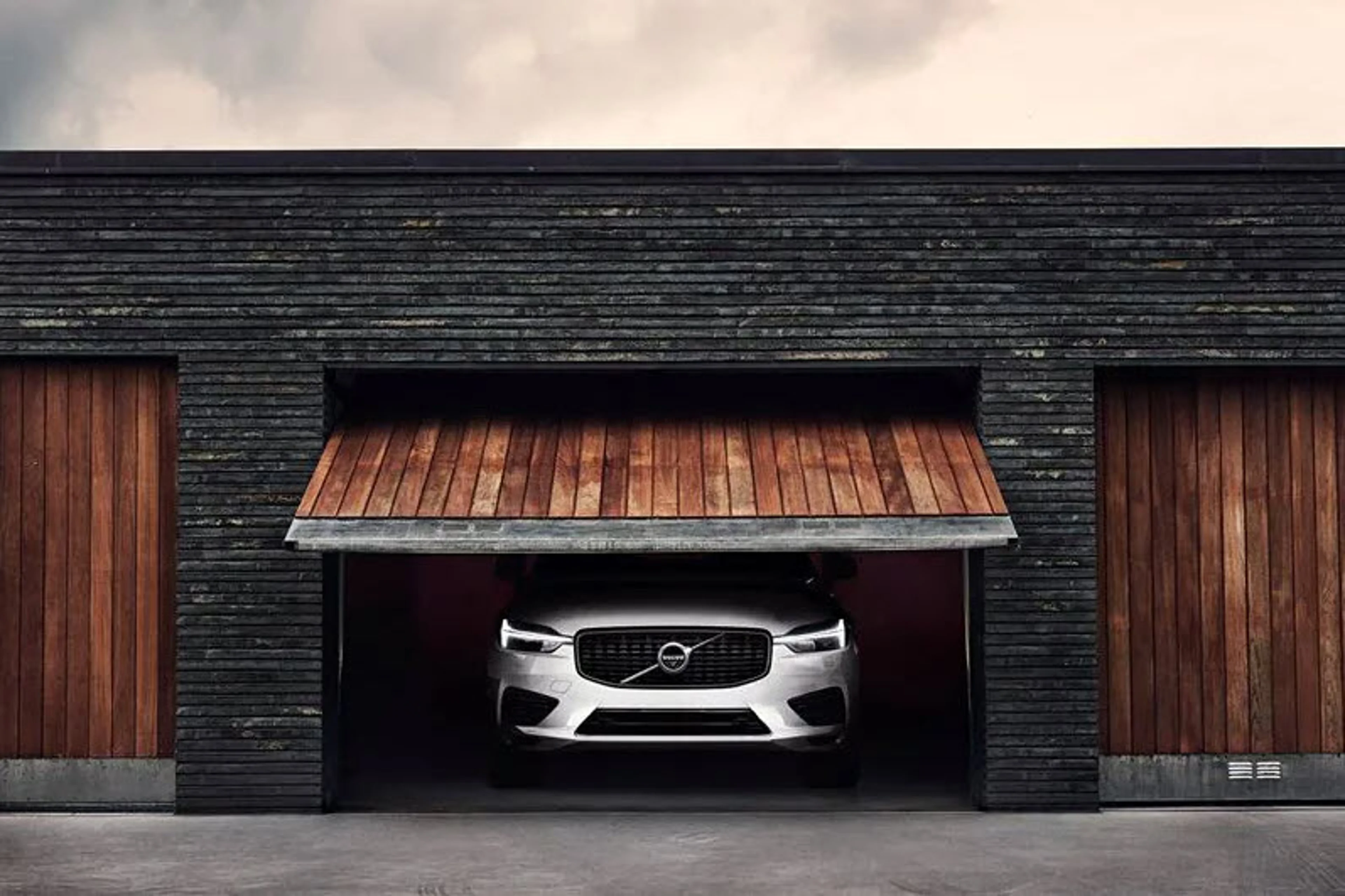 Bilde av fronten på en Volvo med garasjeporten halveis åpen