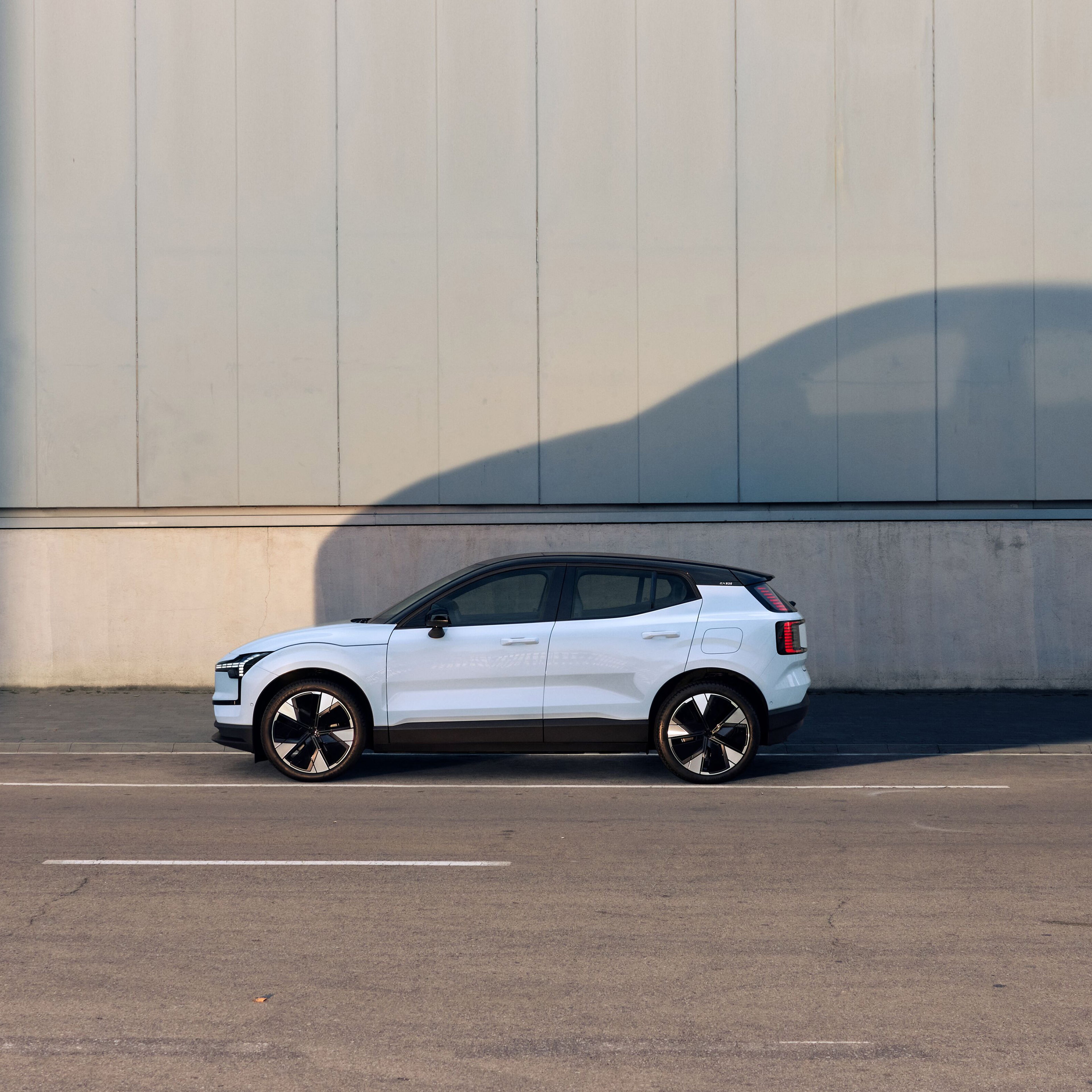 Side profile view of the fully electric Volvo EX30 SUV in cloud blue.