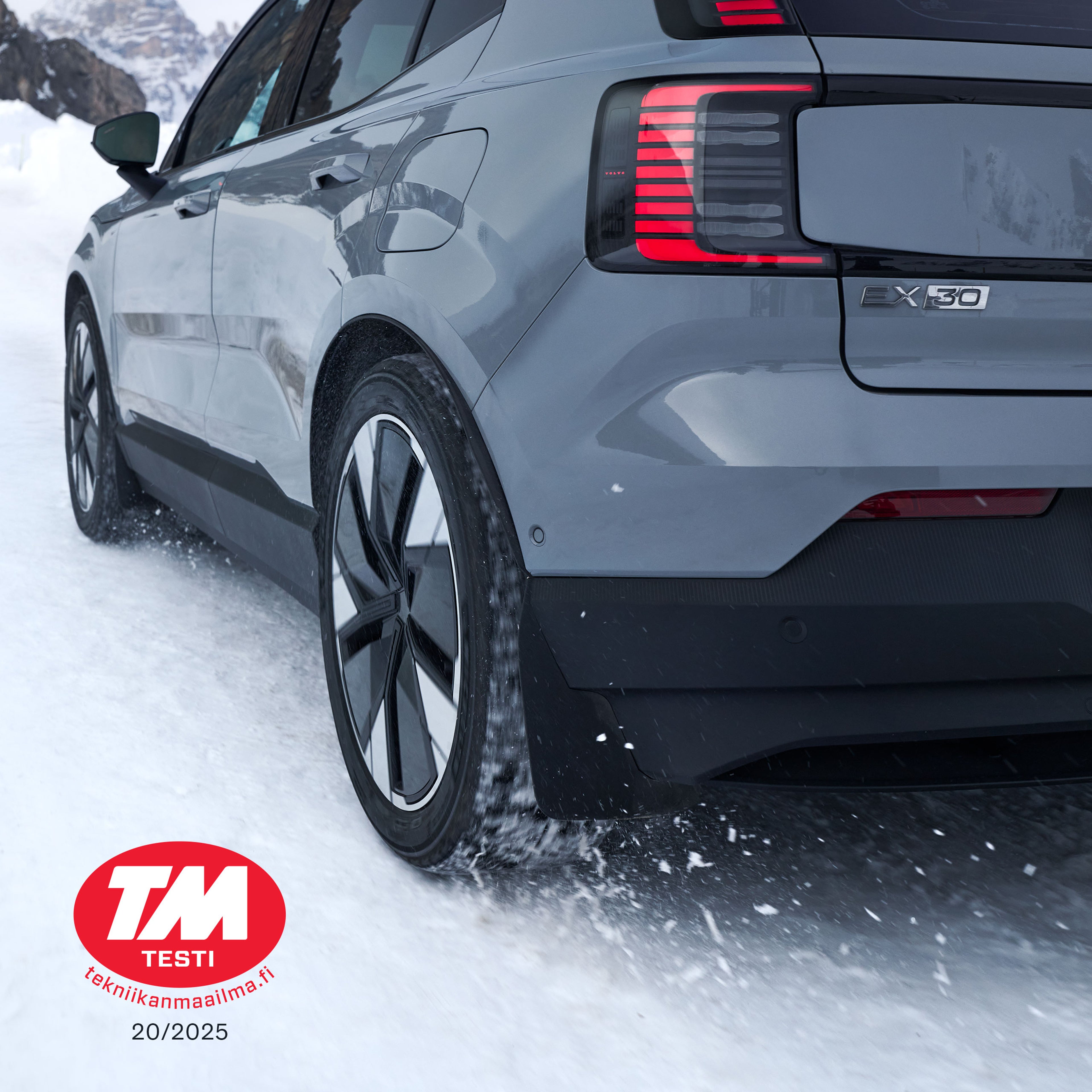 Lähikuva Vapour grey -värisen Volvo EX30 täyssähköisen katumaasturin vasemmasta peräkulmasta lumisella tiellä.