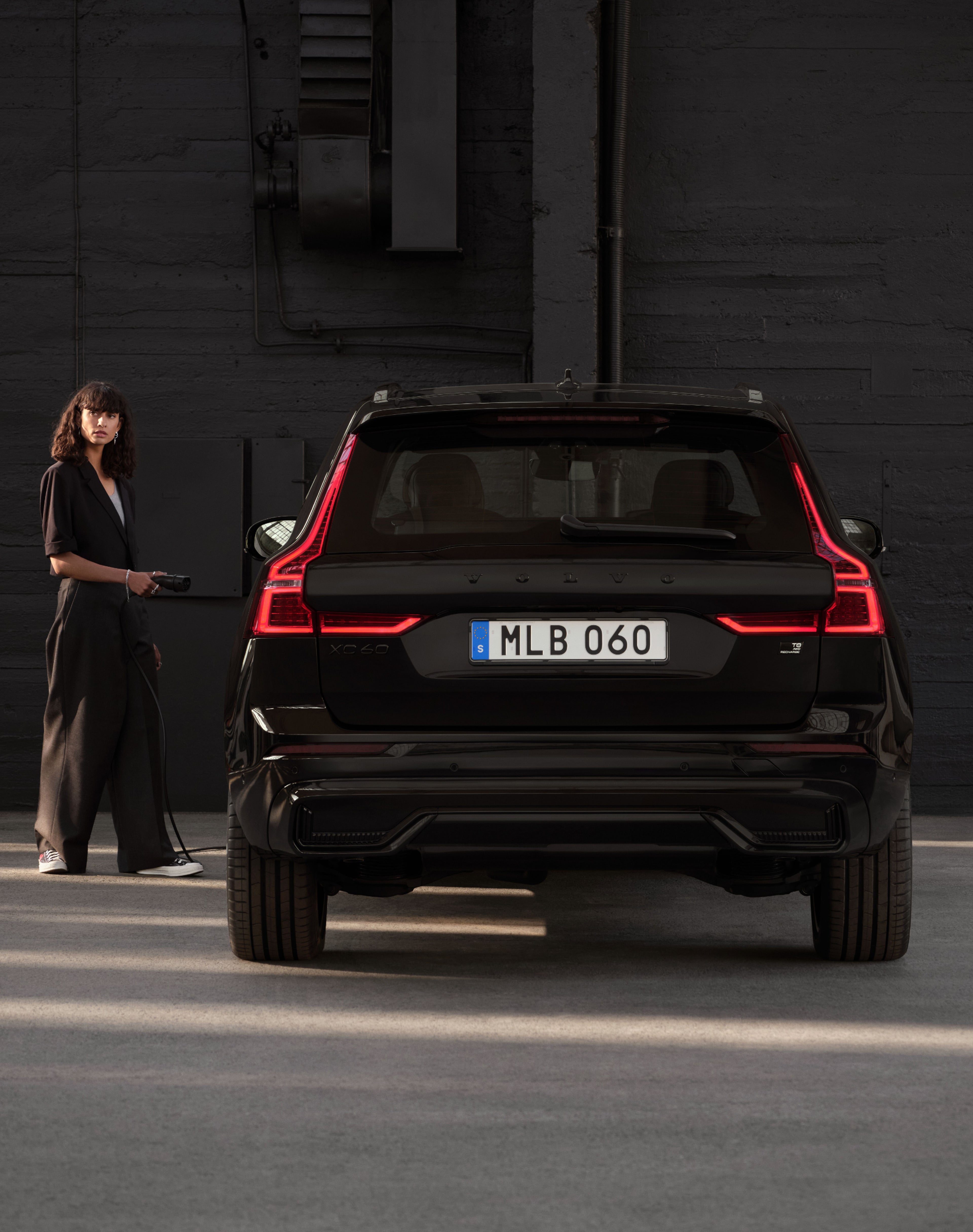 Rückansicht des Volvo XC60 Black Edition Plug-in-Hybrid.