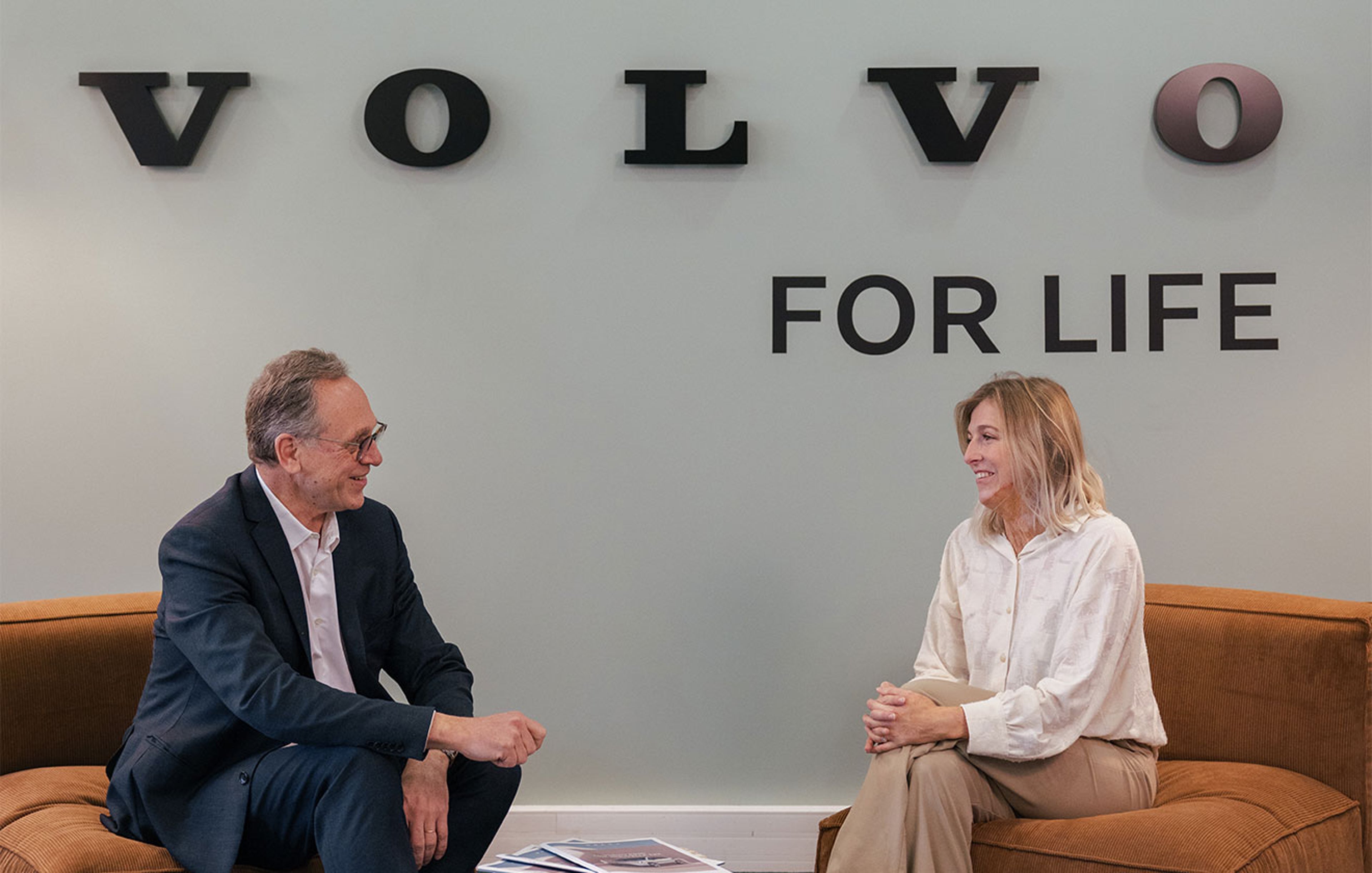Julie Bourges et Yves Pasquier-Desvignes assis en interview dans un cadre professionnel