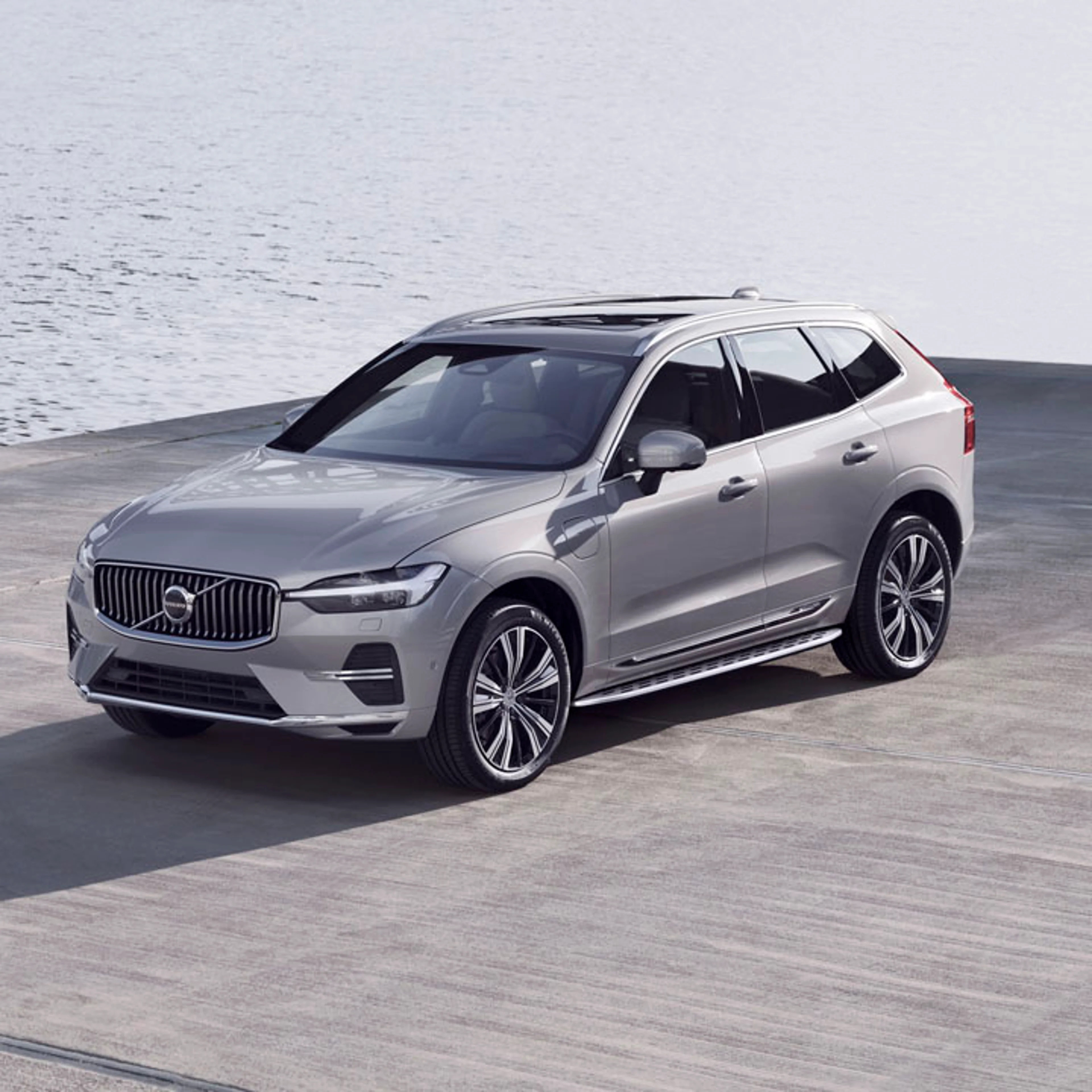 Volvo XC60 Recharge junto al mar