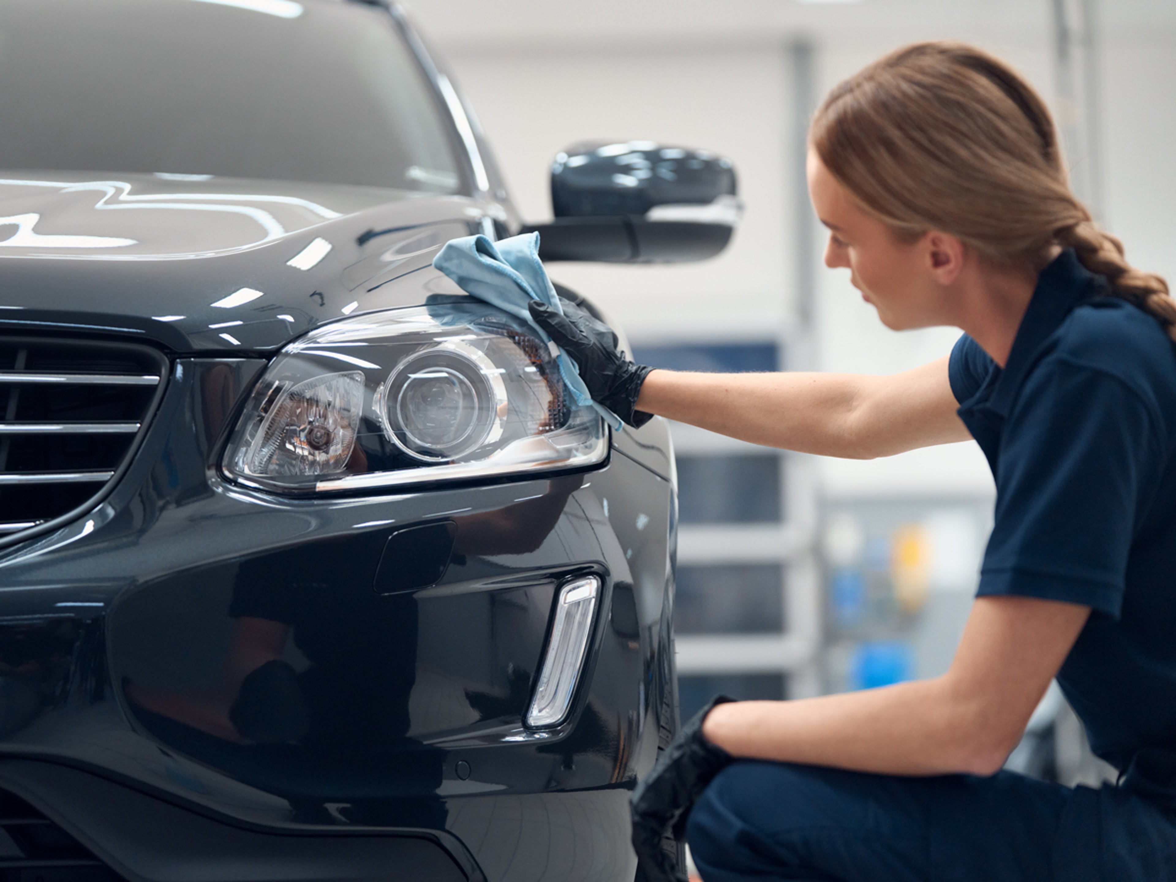 Volvo Servicetekniker putsar fronten på en Volvo