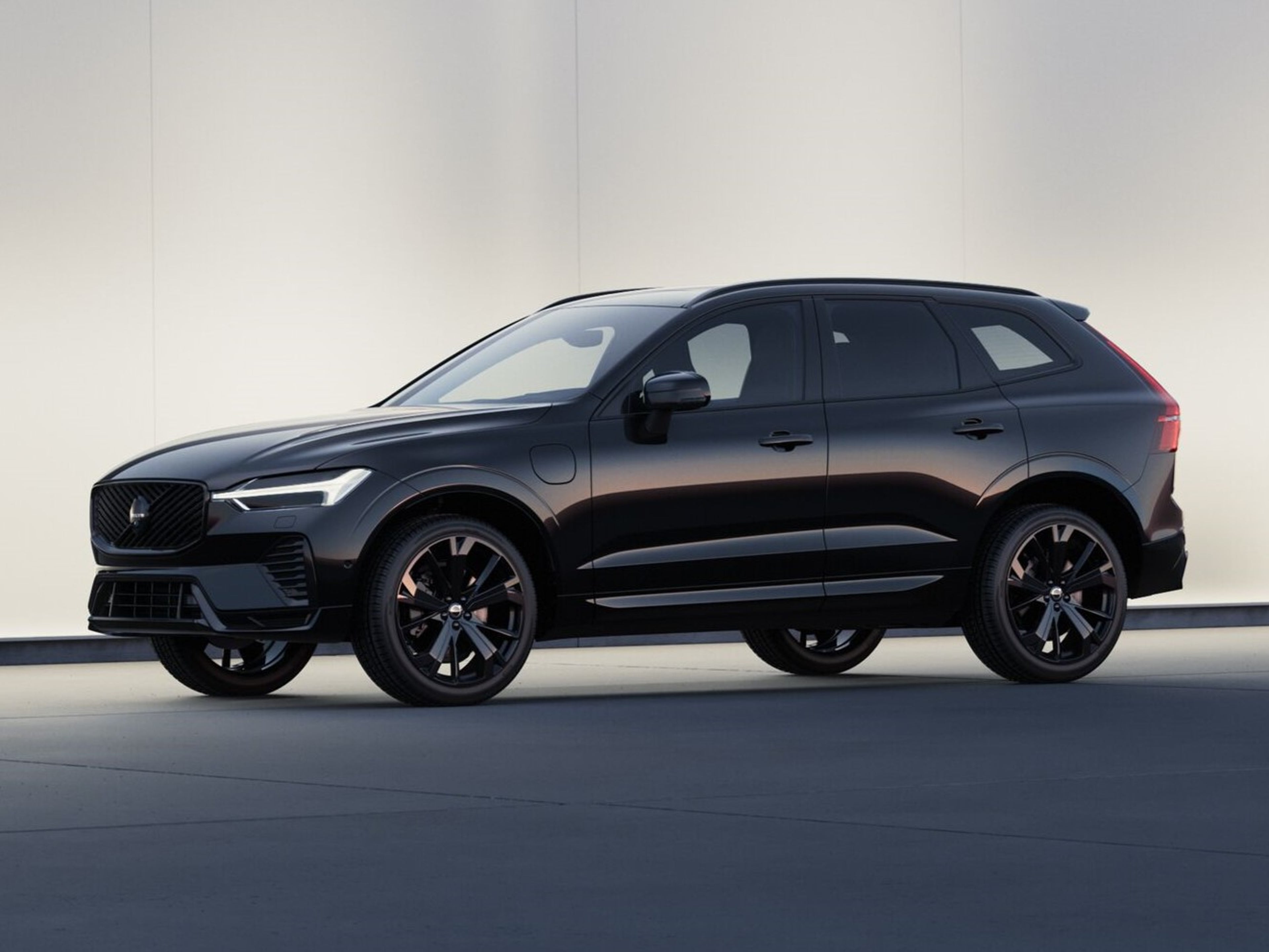 Volvo XC60 plug-in hybrid Black Edition - Volvo car parked
