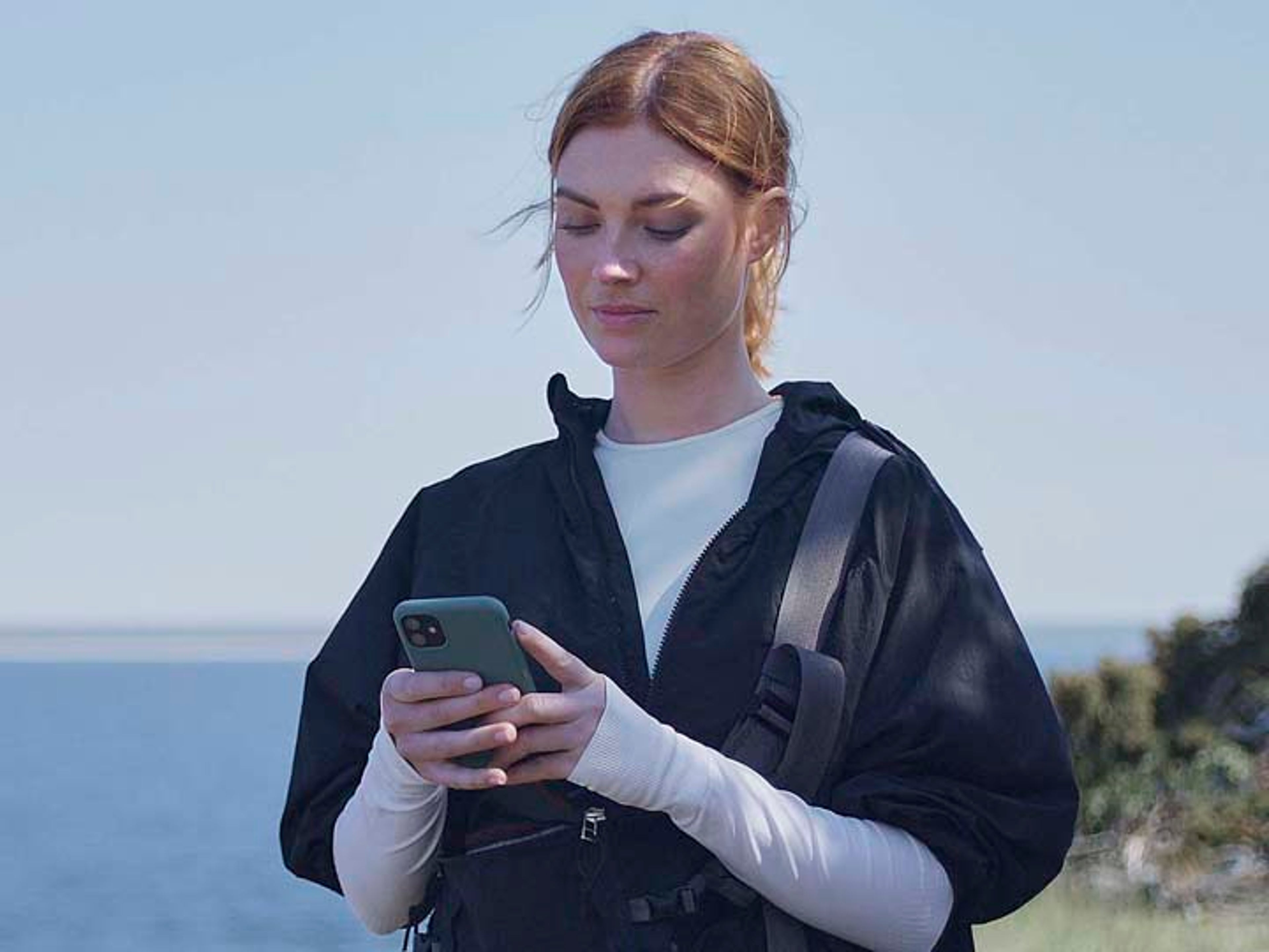 Una chica mirando un teléfono móvil