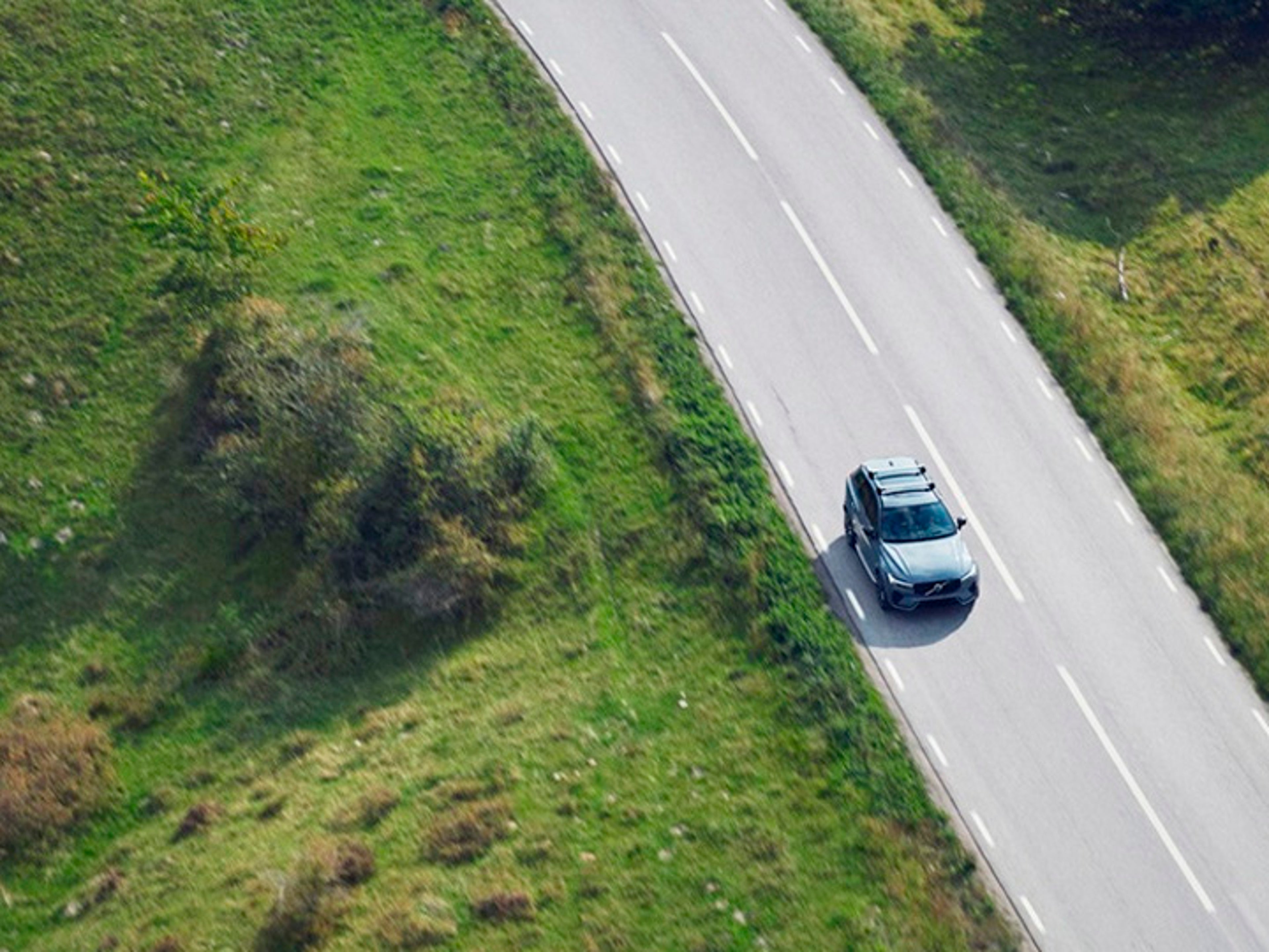 Volvo vista aérea de un coche por una carretera