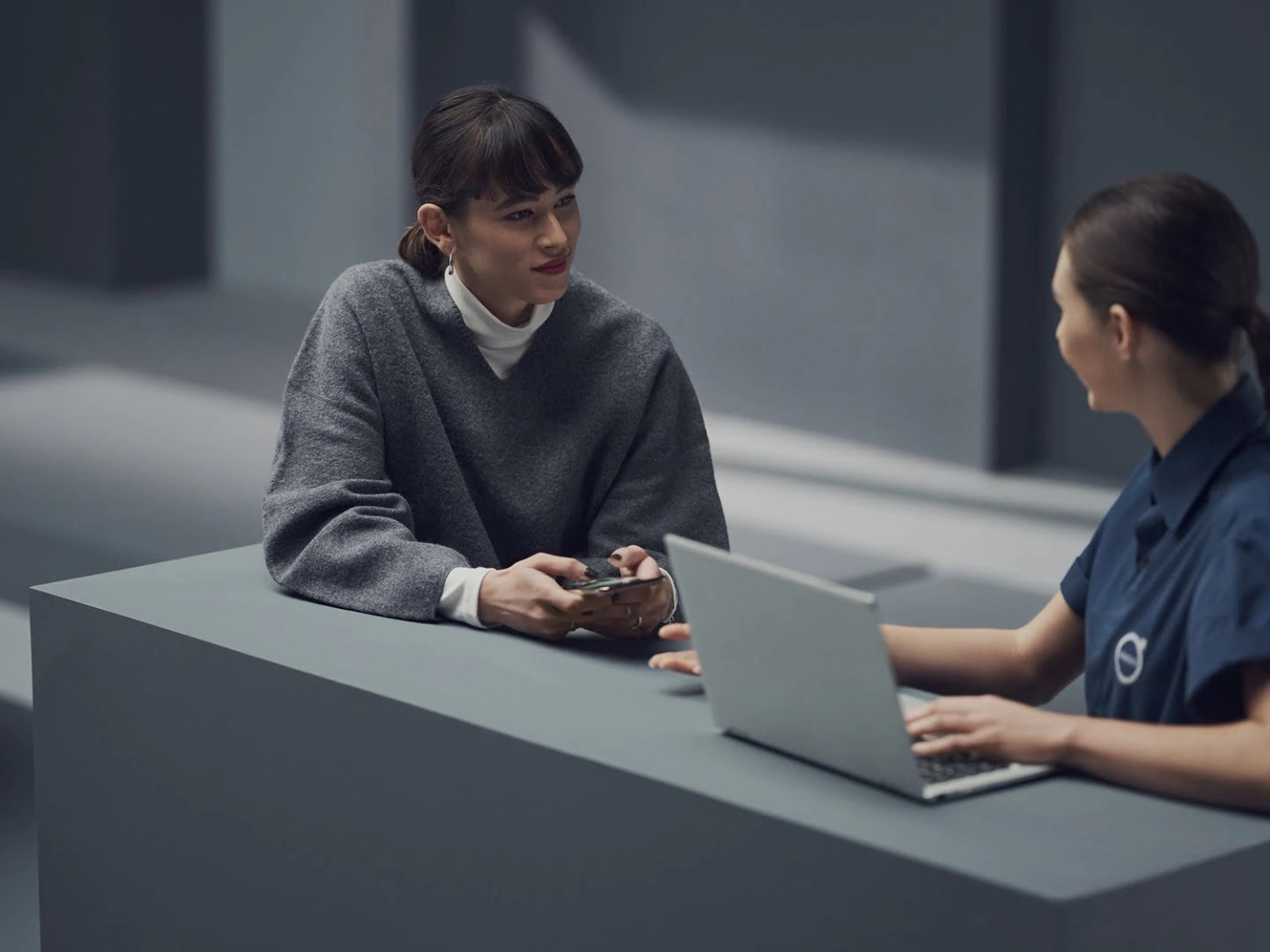 Przedstawiciel Volvo pomaga klientowi znaleźć więcej informacji na temat wniosku dotyczącego danych osobowych.