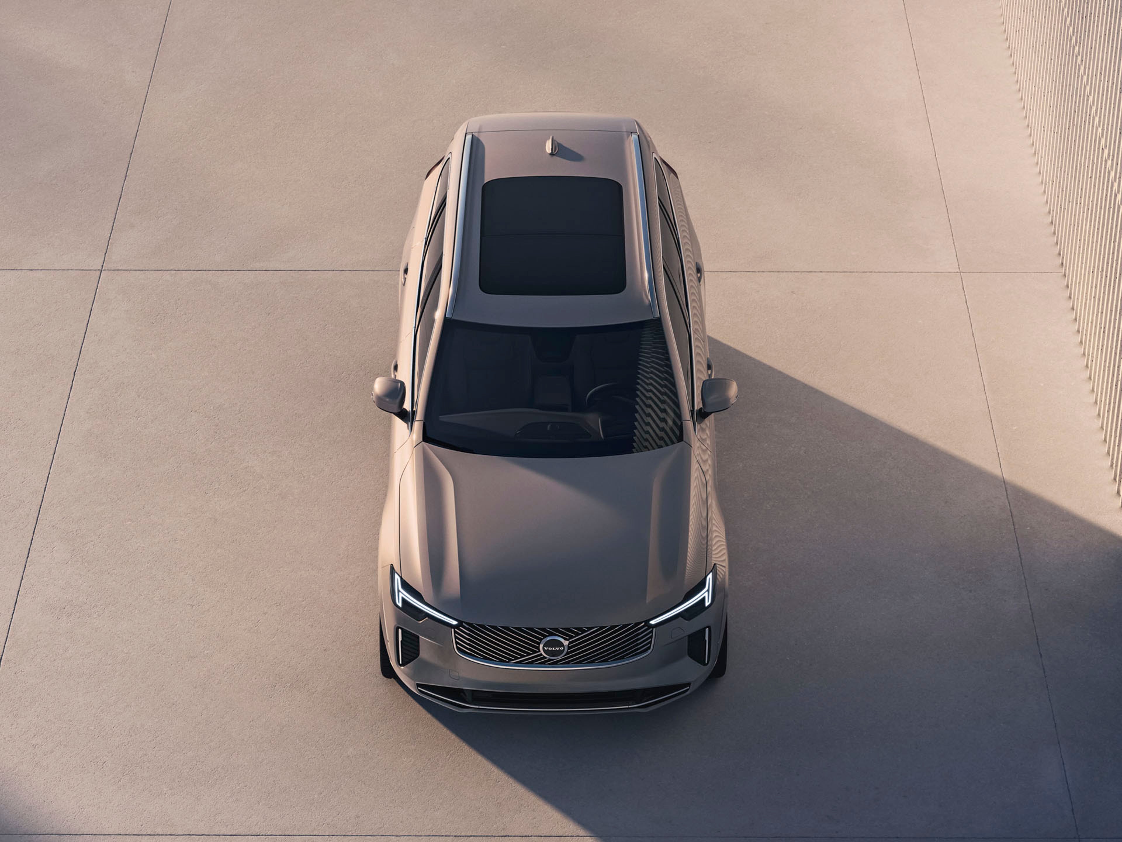 Vista aérea del Volvo XC90 mild hybrid con su techo panorámico