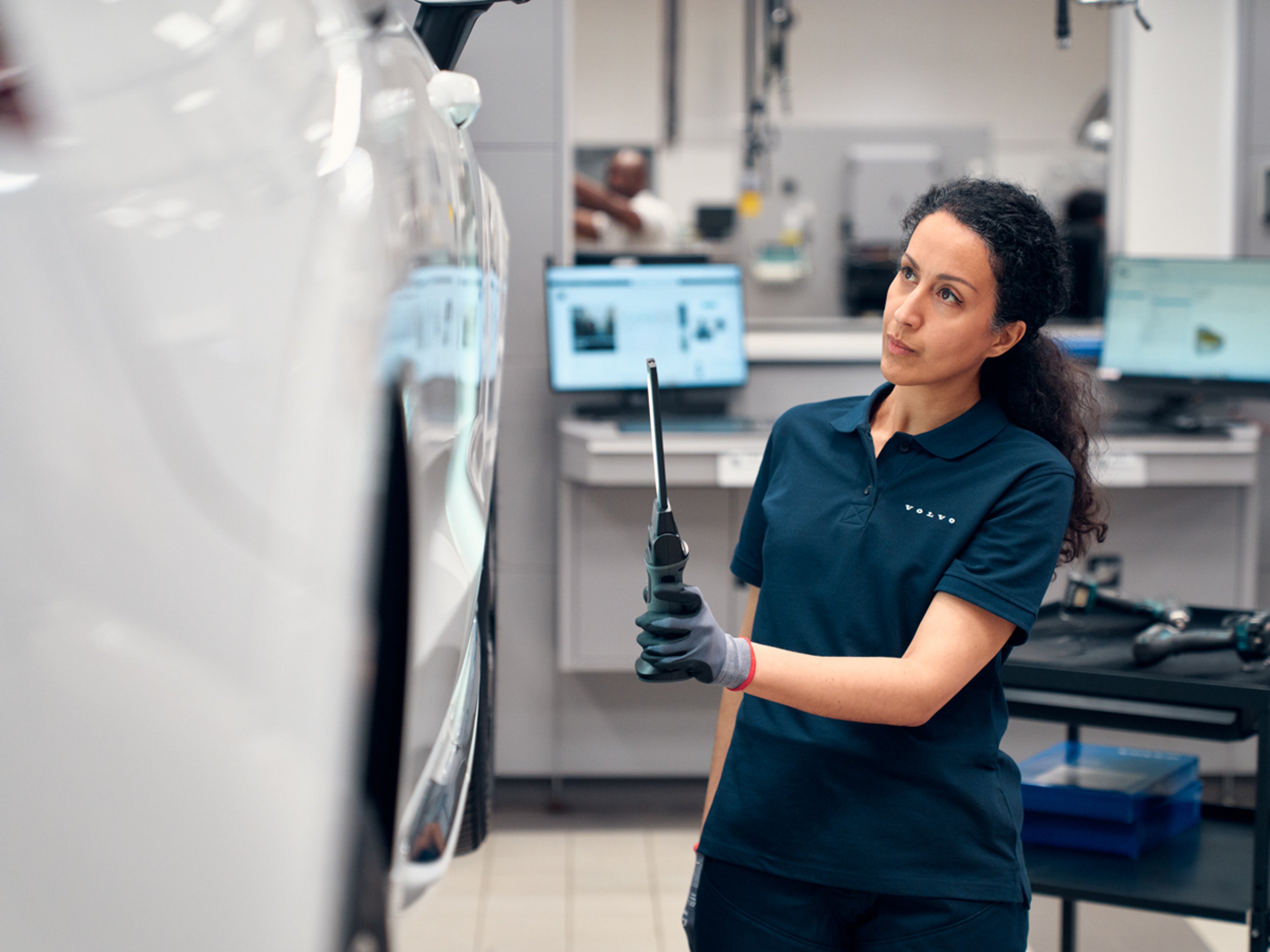 Volvo servicetekniker vid en Volvo