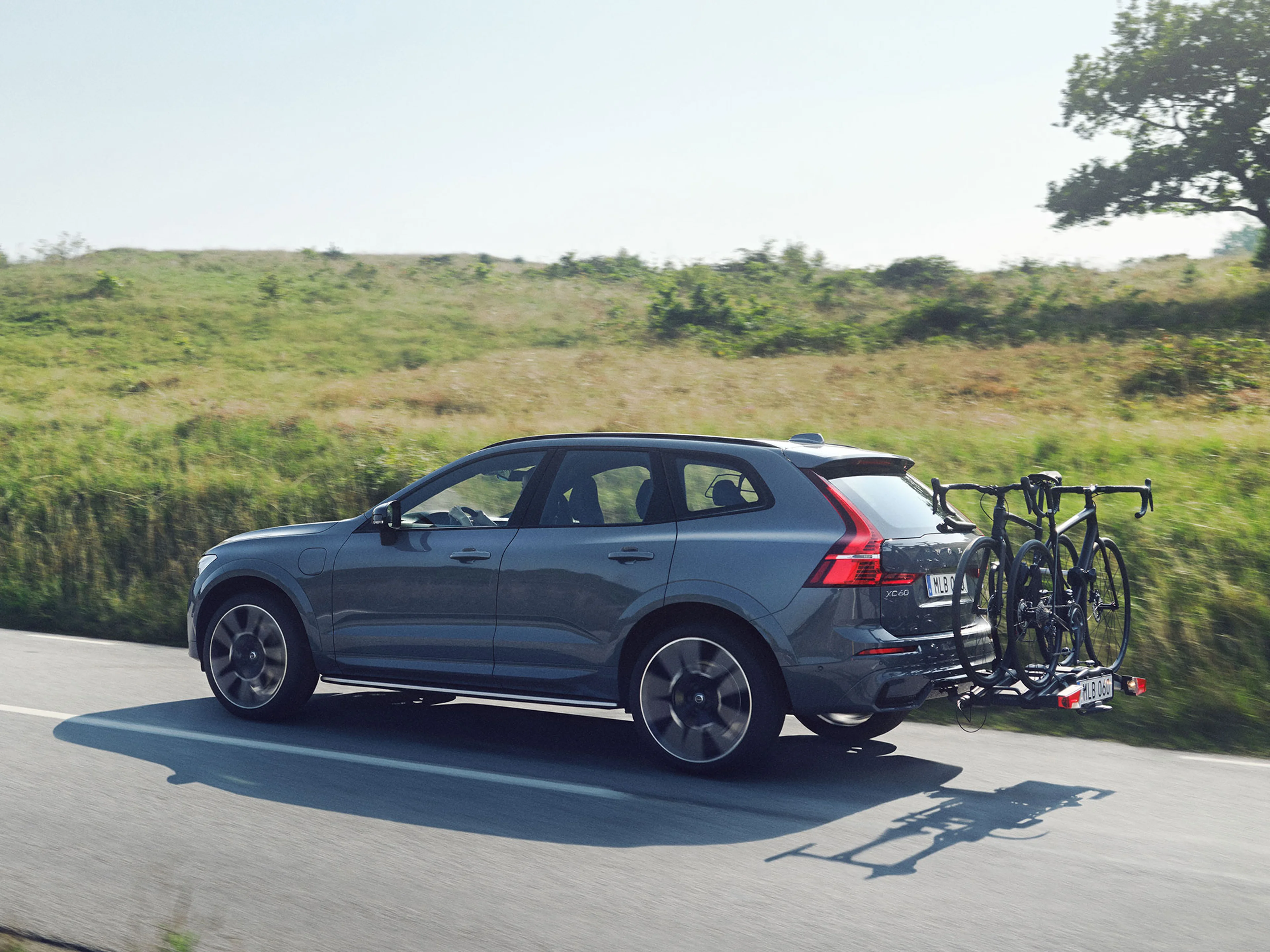 Un porte-vélos sur l'attelage d'une Volvo XC60 grise.