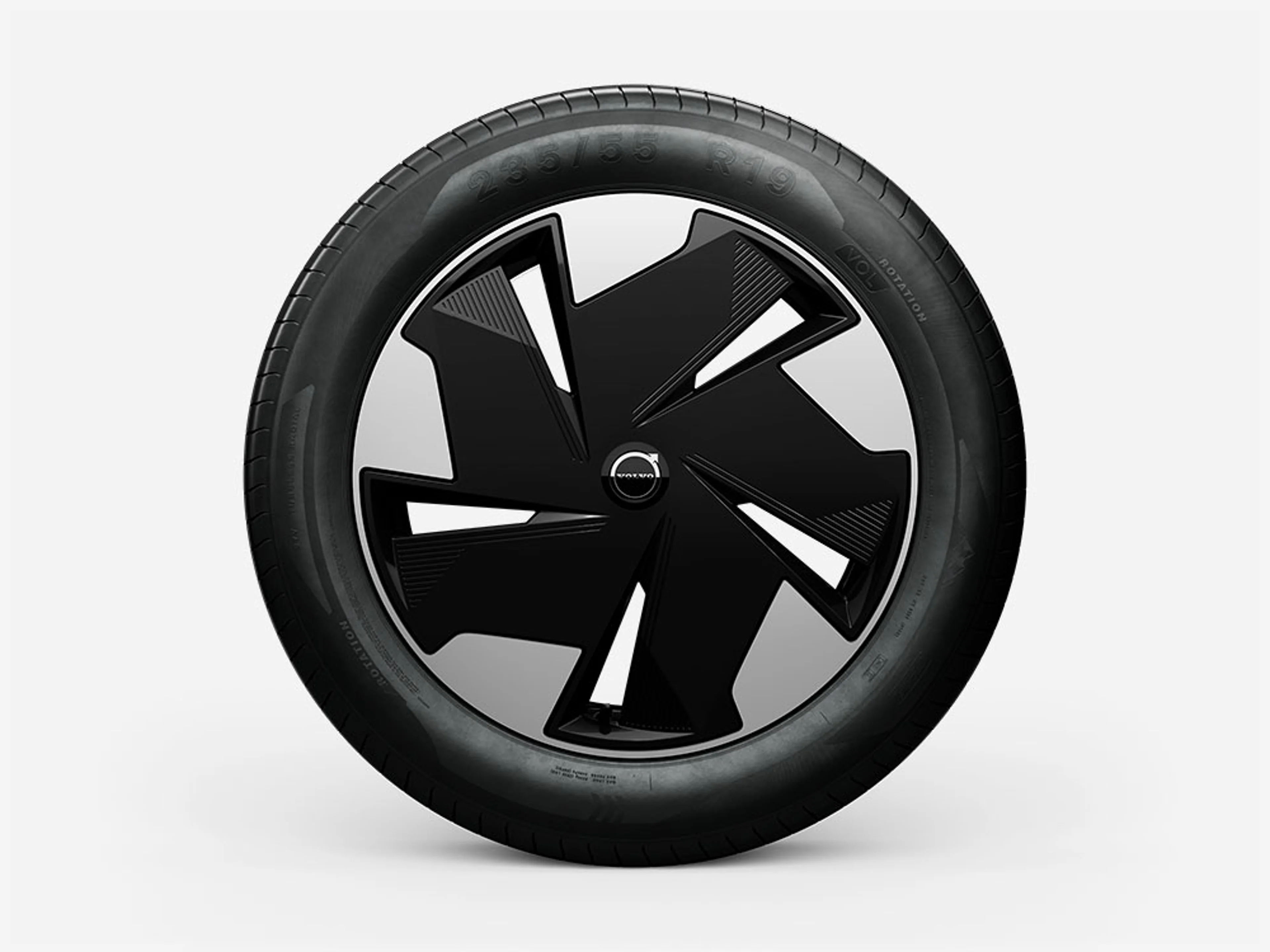 Et sort Volvo 19" bildæk med et slankt, futuristisk fælgdesign med markante geometriske former. Fælgen har en reflekterende overflade, som giver et moderne, højteknologisk udtryk.