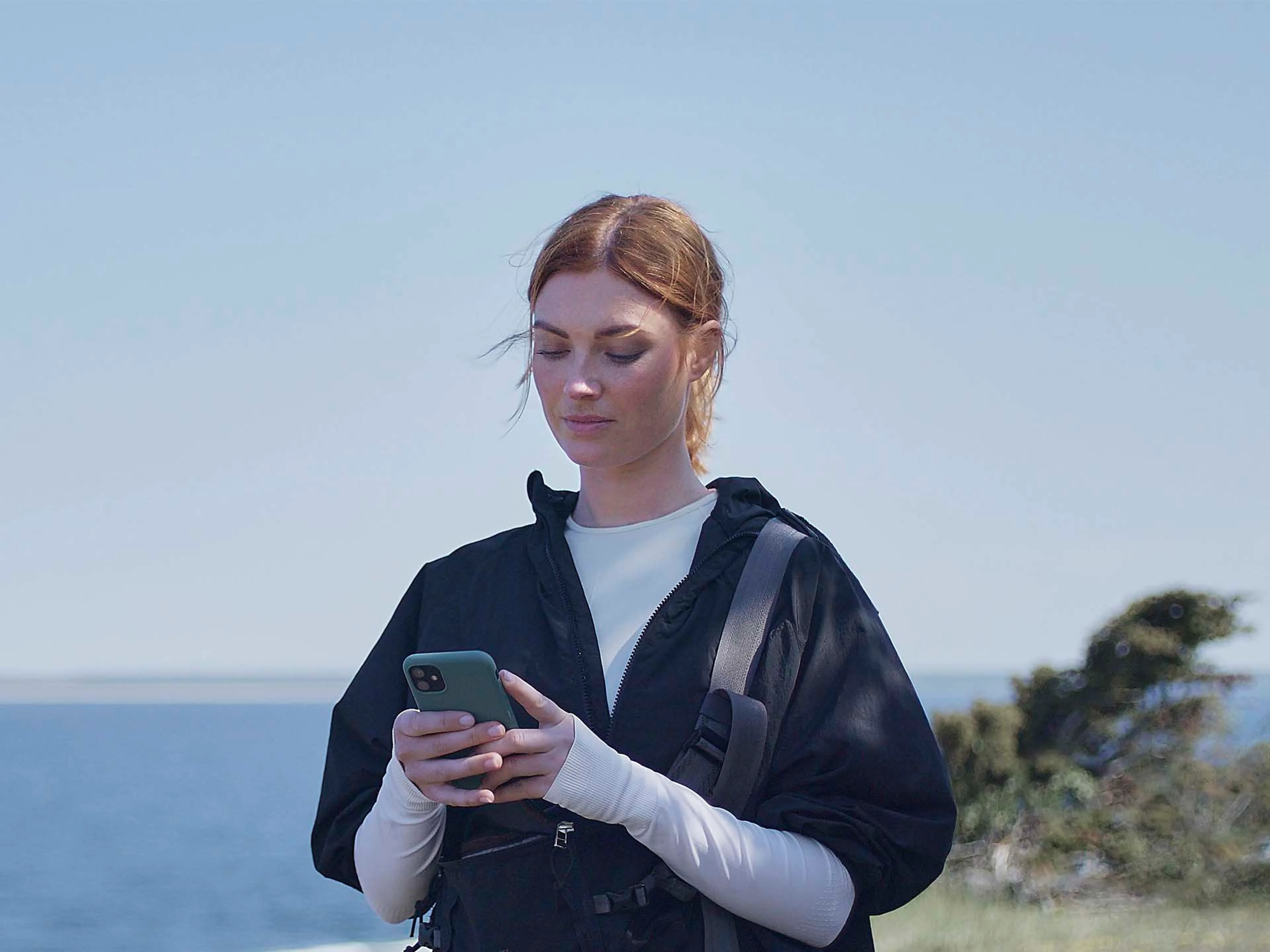 Una mujer mirando en un teléfono móvil