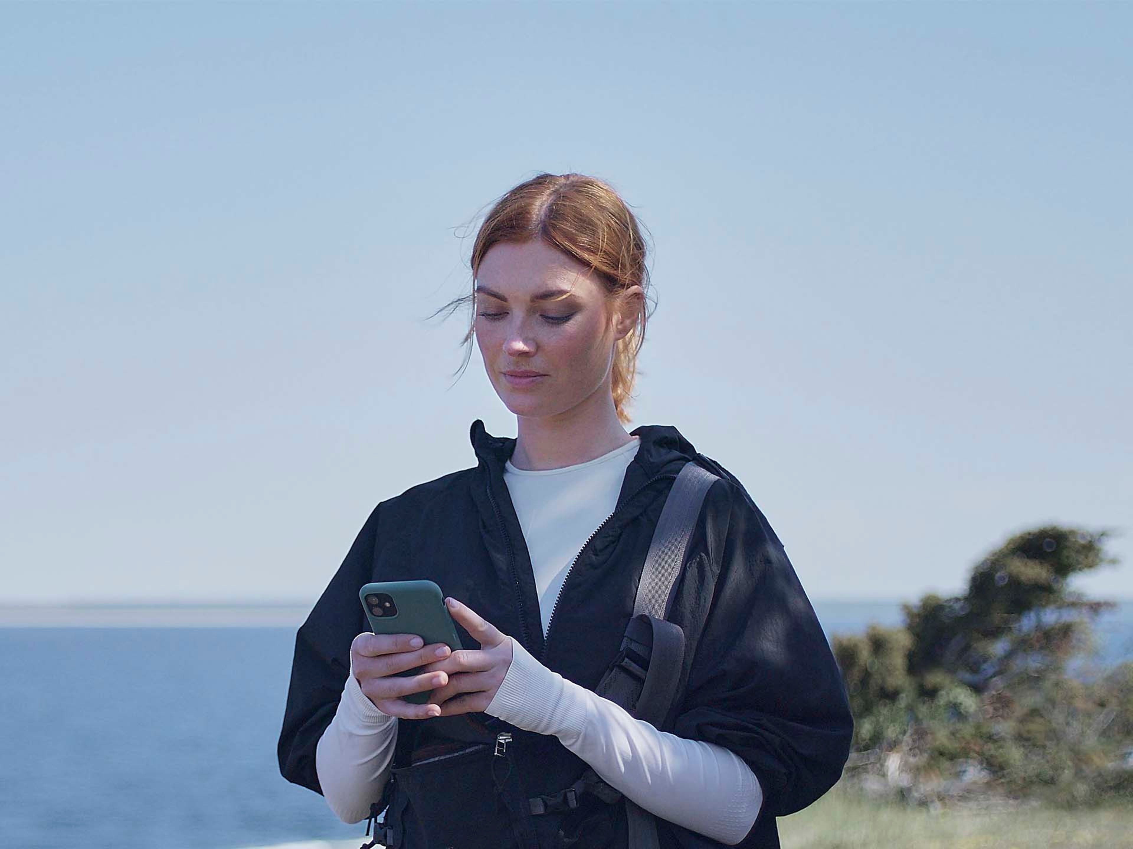 Una mujer mirando en un teléfono móvil