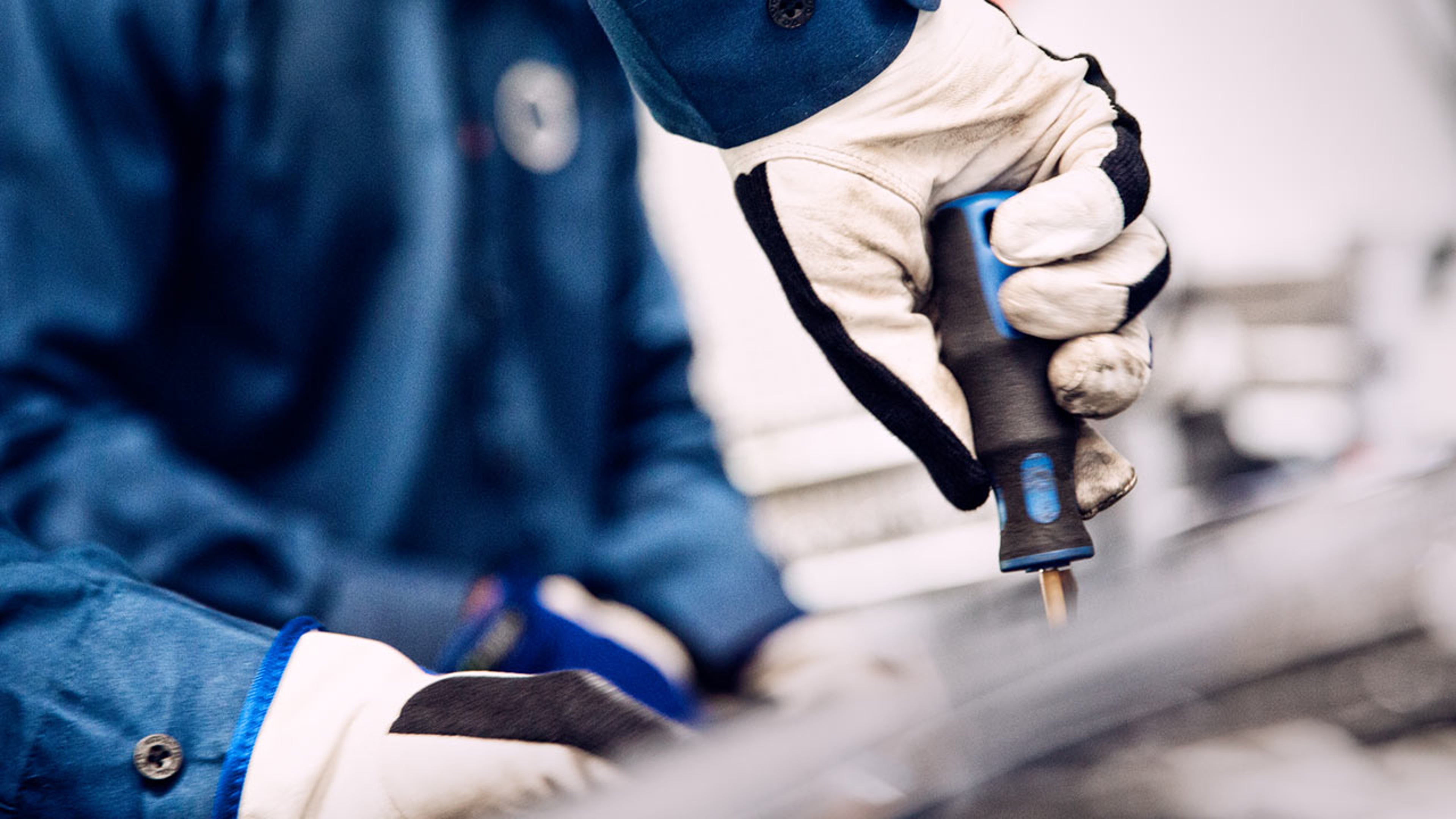 Monteur rüstet Volvo zu Spezialfahrzeug um - Detailschuss