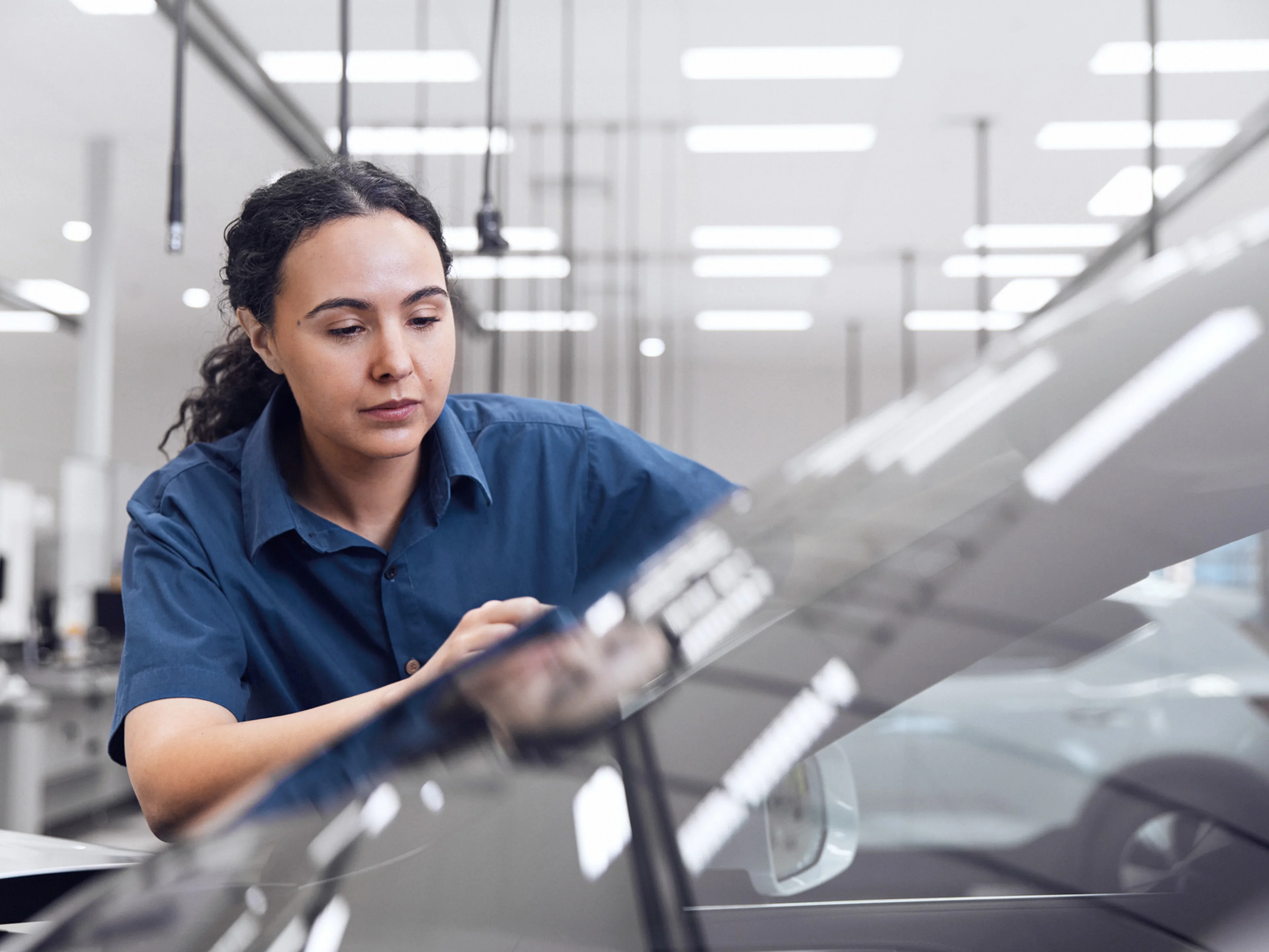 Tecnica Volvo a verificar a colocação de um para-brisas
