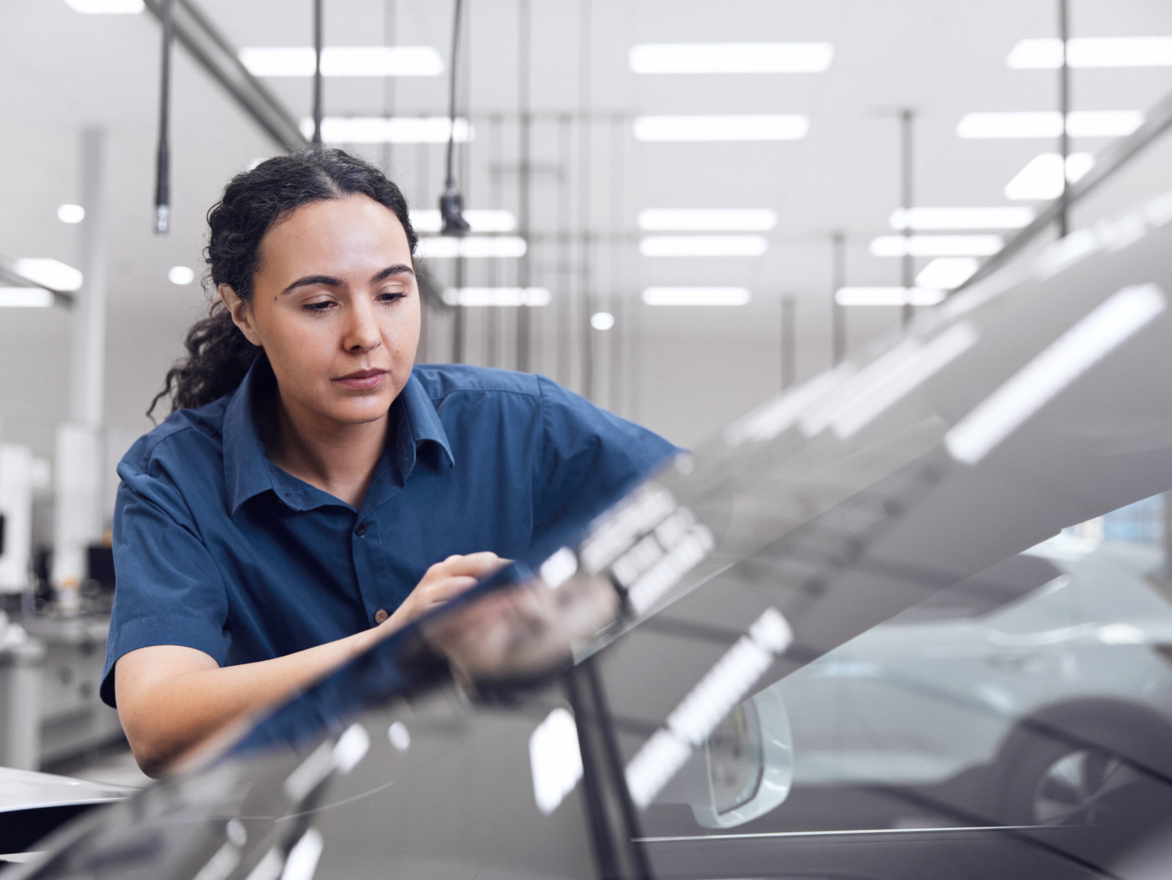 Tecnica Volvo a verificar a colocação de um para-brisas