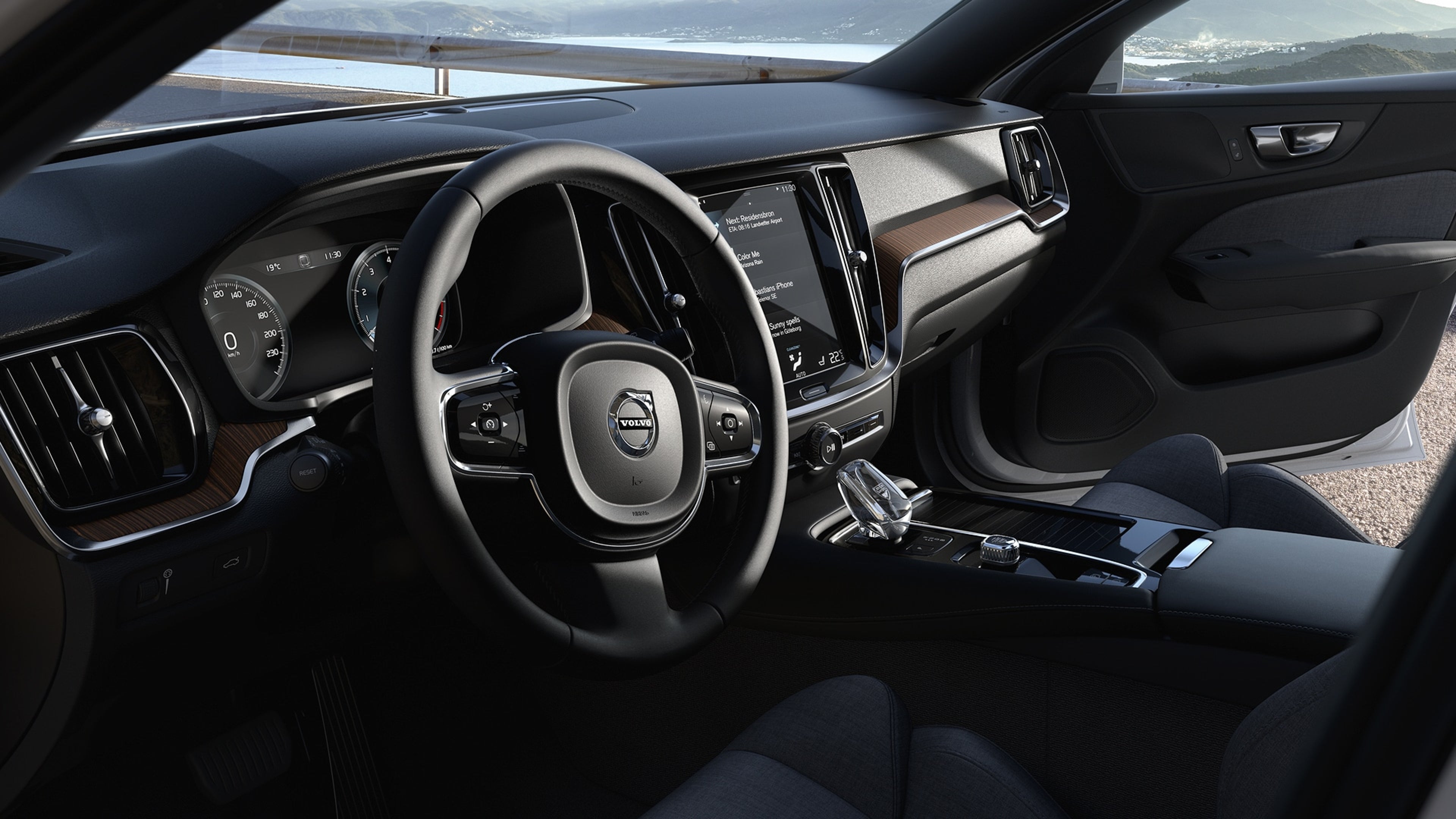 Schwarzes Lenkrad im Volvo V60 mit Multifunktionstasten und Lenkradheizung.