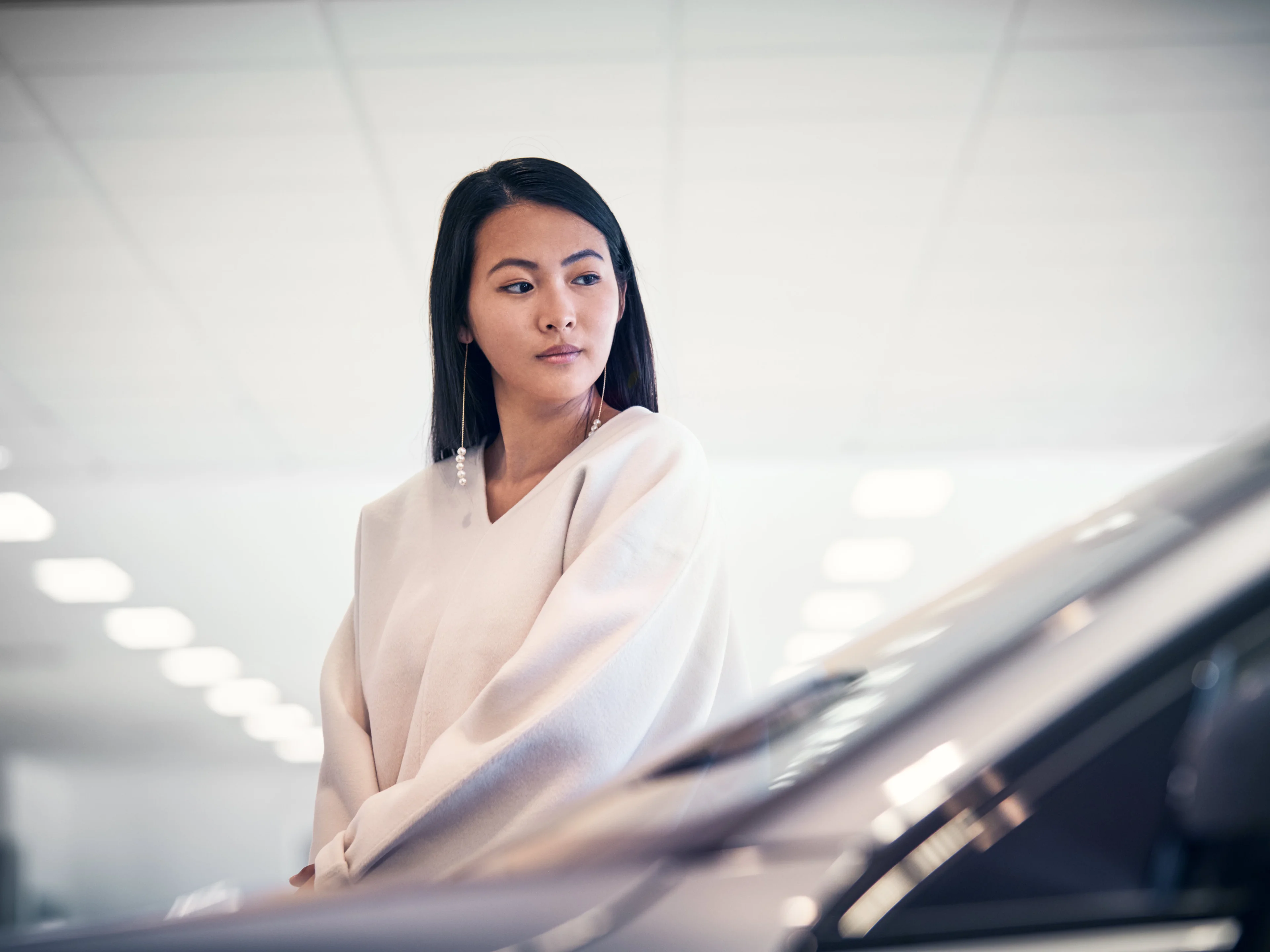 Femme regardant une voiture Volvo
