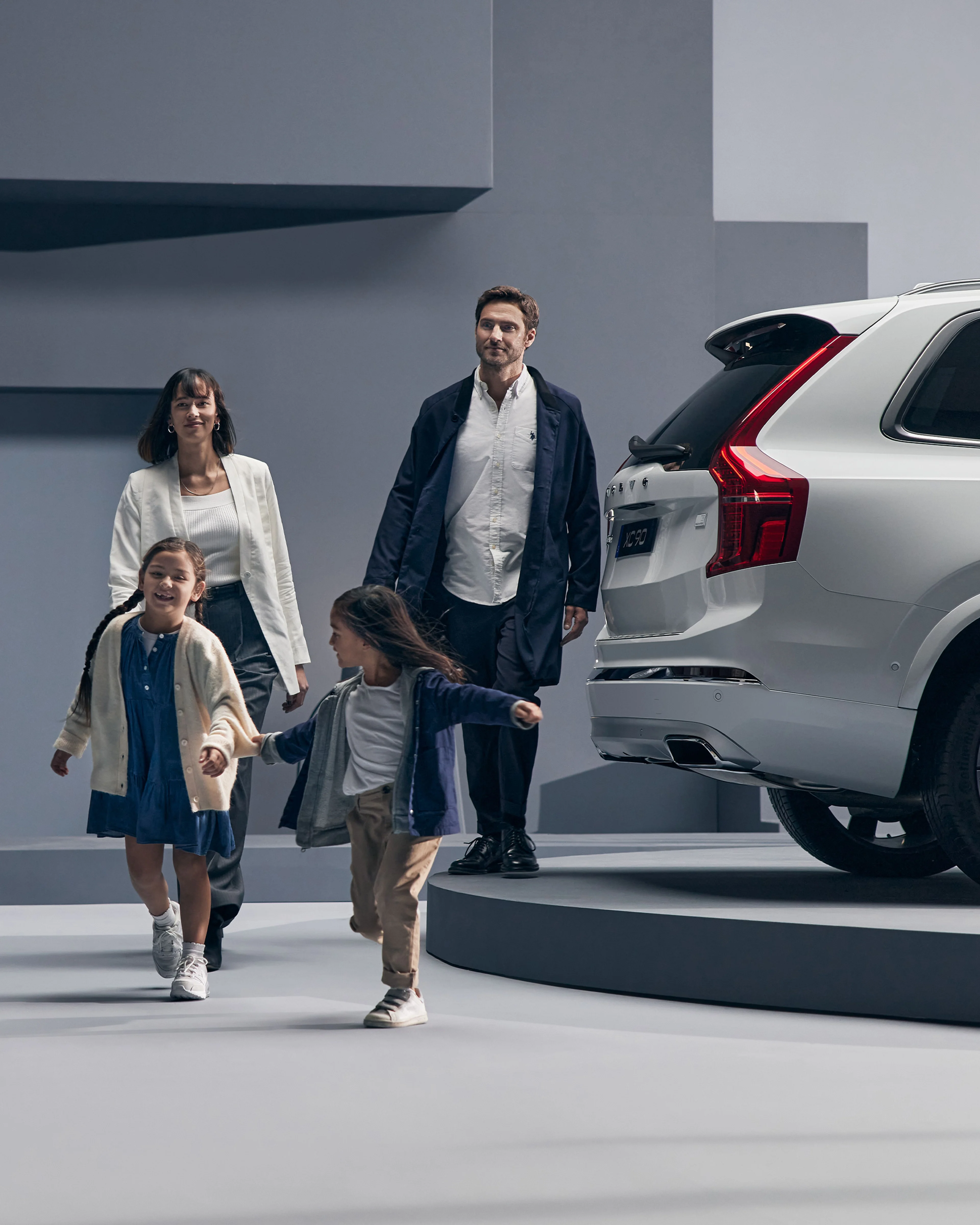 Familie spaziert bei der Produktpräsentation des Volvo XC90.