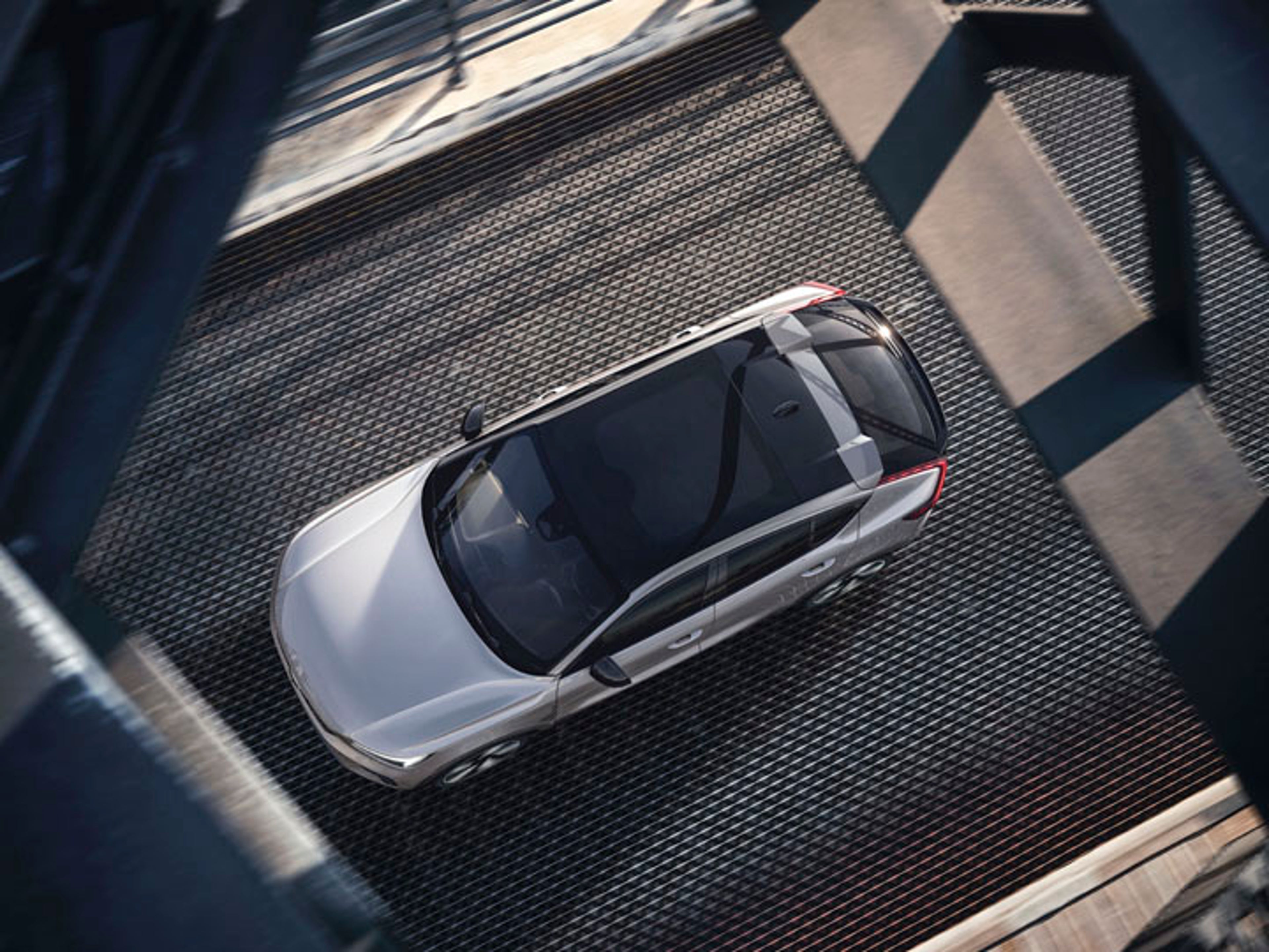 Un Volvo visto desde arriba con techo panorámico