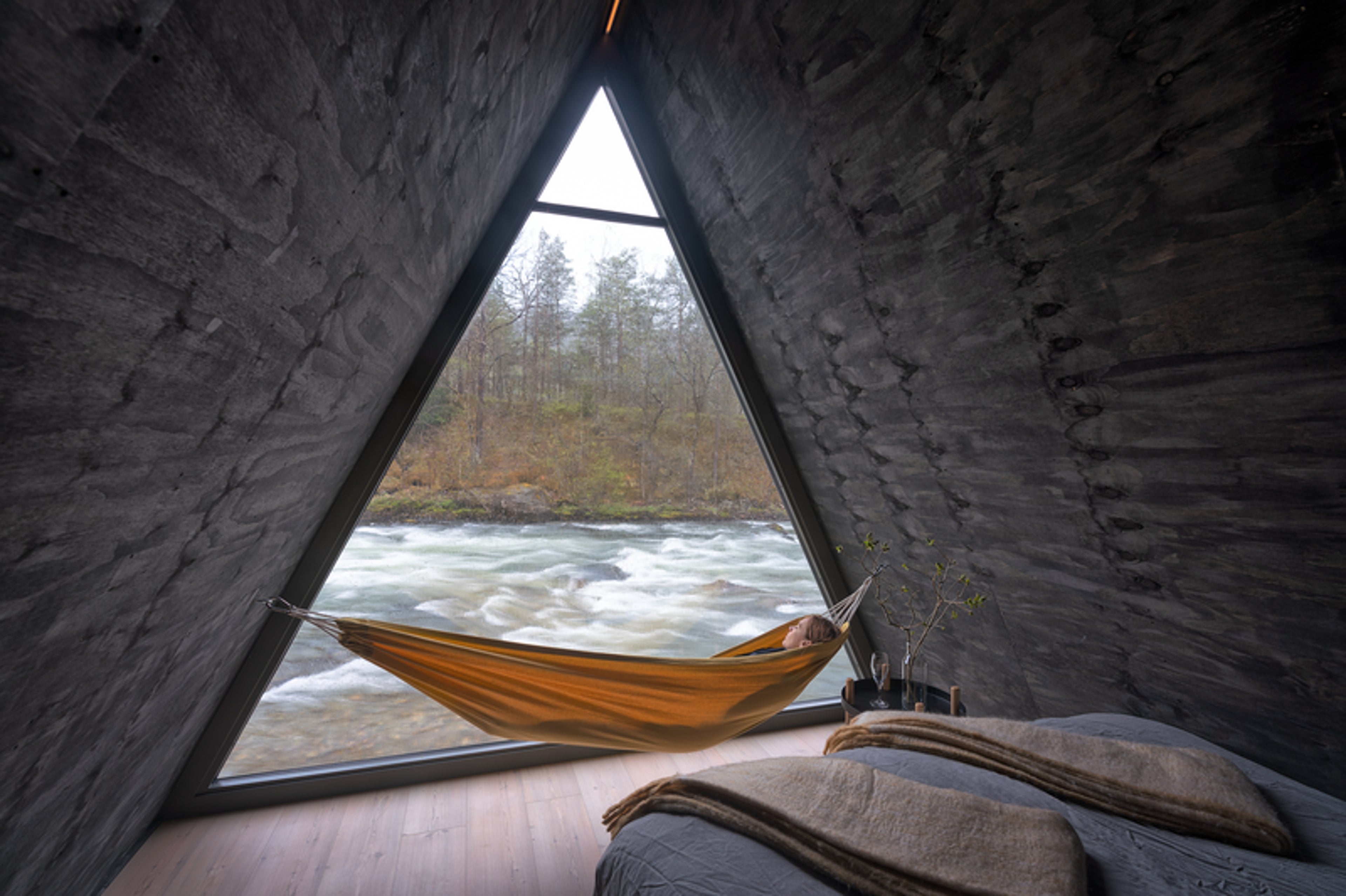 Innsiden av teltet med utsikt ut mot elv