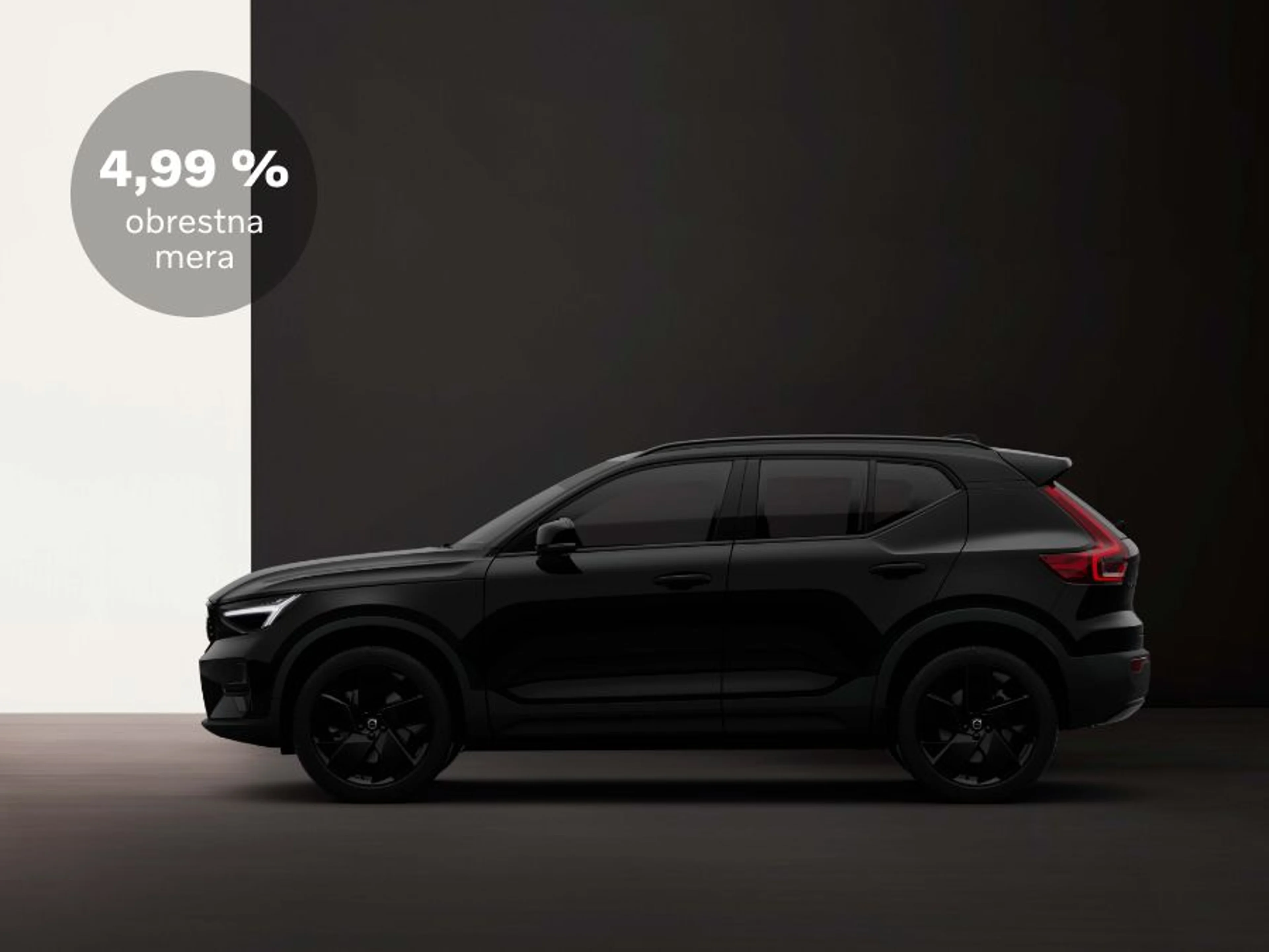 Volvo XC40 v črni barvi s promocijsko obrestno mero 4,99 %.