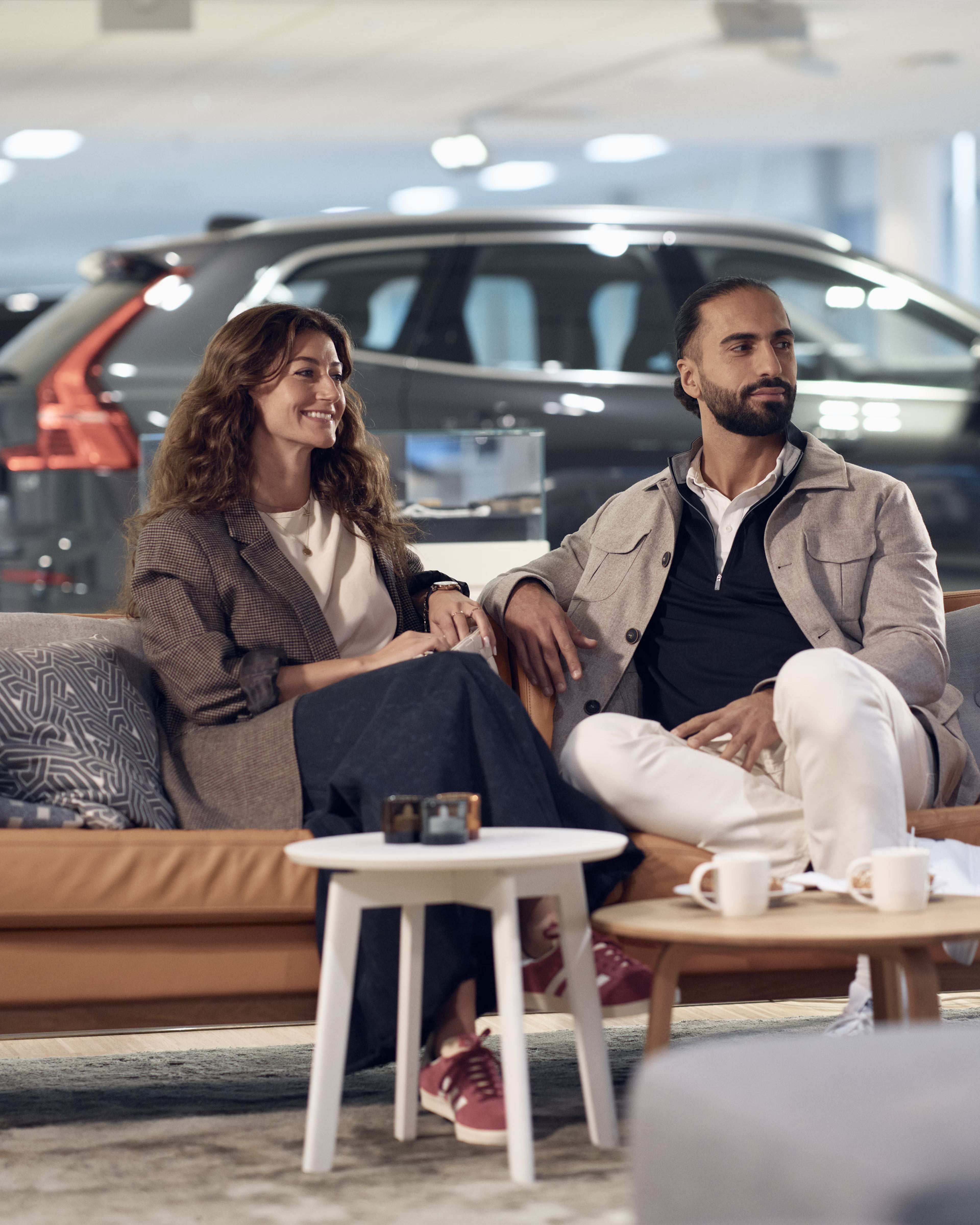 to personer som sitter i en sofa og venter